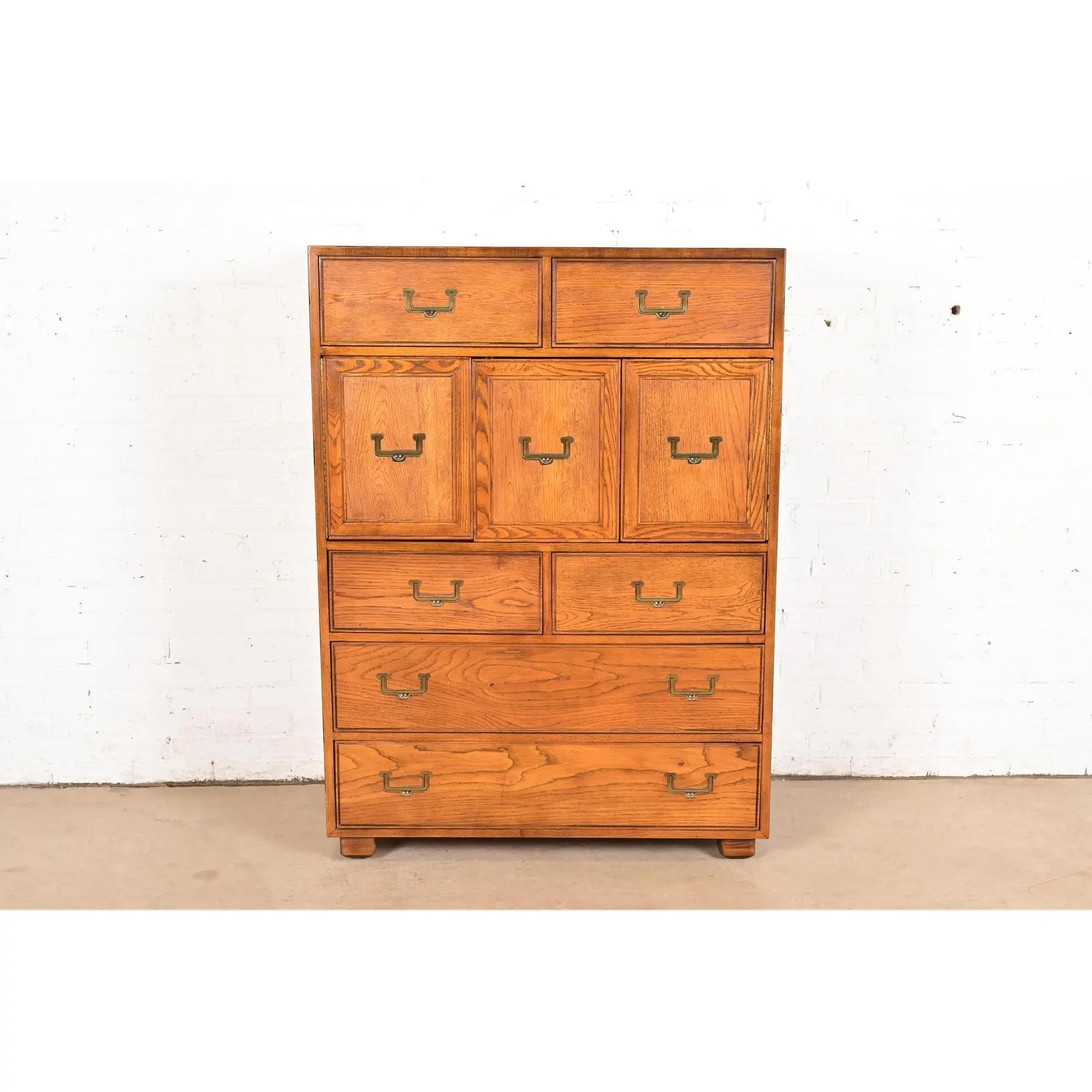 Uno splendido comò highboy o cassettone da uomo in stile Mid-Century Modern Campaigner

Da Henredon, Collezione 