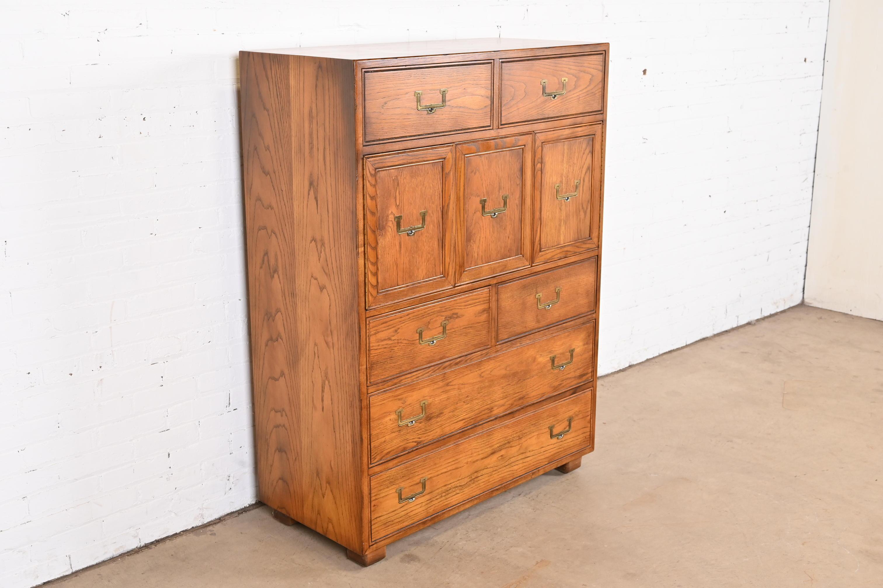 Henredon Mid-Century Modern Campaign Oak Gentleman's Chest, Circa 1970s In Good Condition For Sale In South Bend, IN