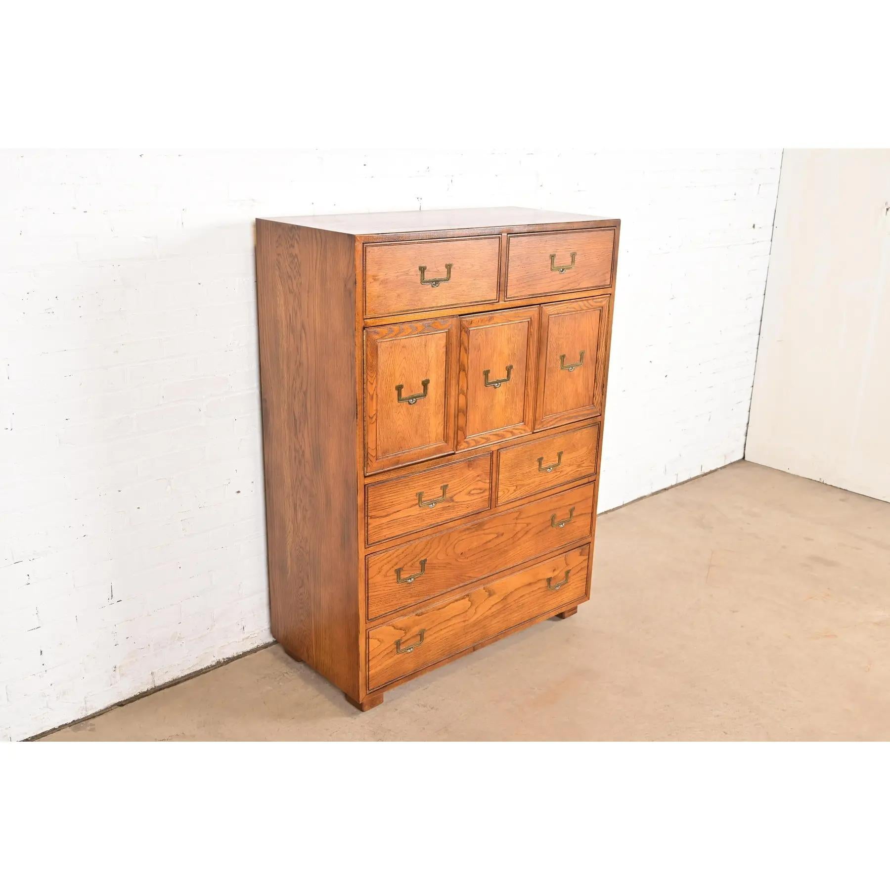 Cassapanca da gentiluomo in Oak Oak, circa anni '70, Henredon, metà del secolo scorso In condizioni buone in vendita a South Bend, IN