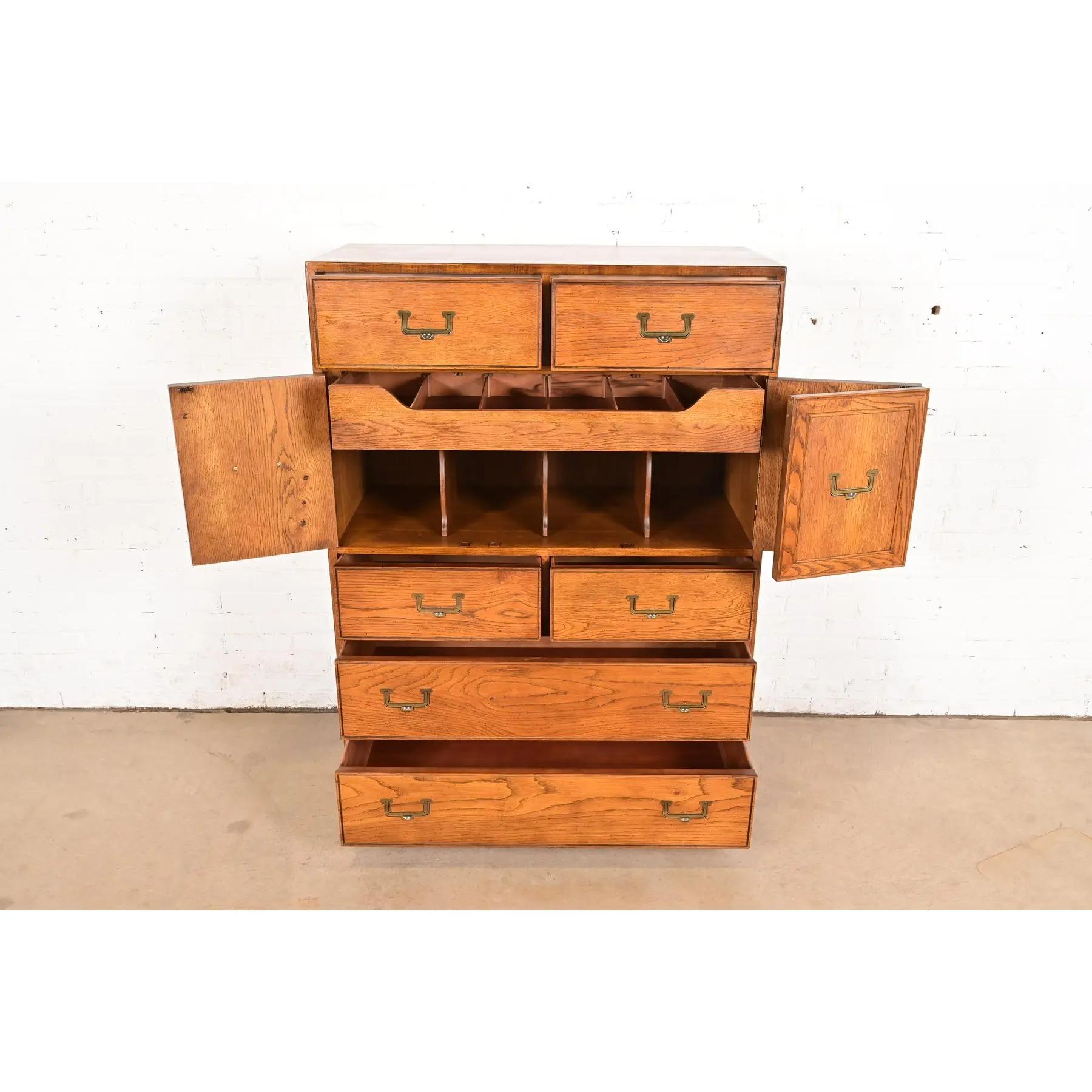Fine XX secolo Cassapanca da gentiluomo in Oak Oak, circa anni '70, Henredon, metà del secolo scorso in vendita