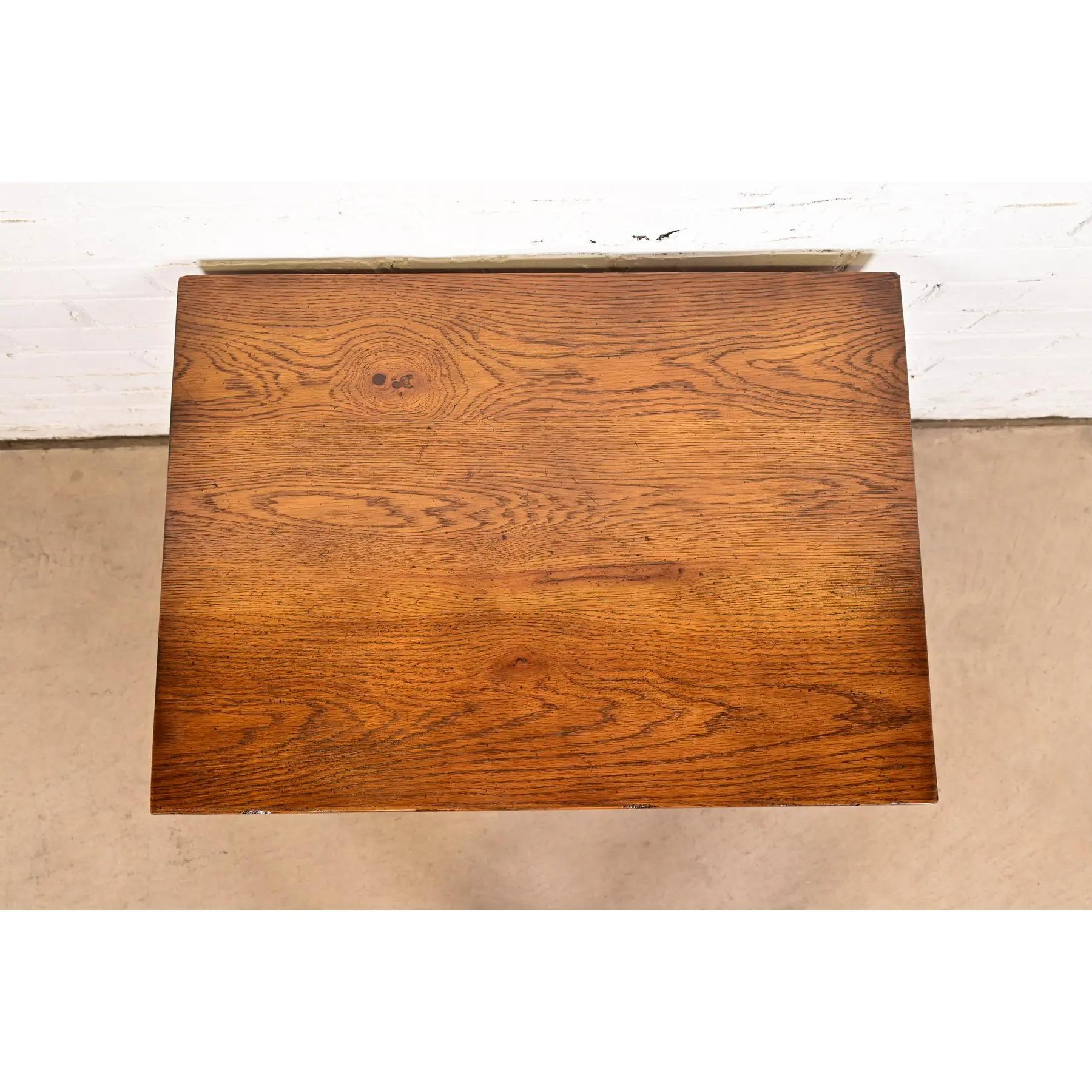 Table de chevet en Oak Campaigner, moderne du milieu du siècle, circa 1970 en vente 4