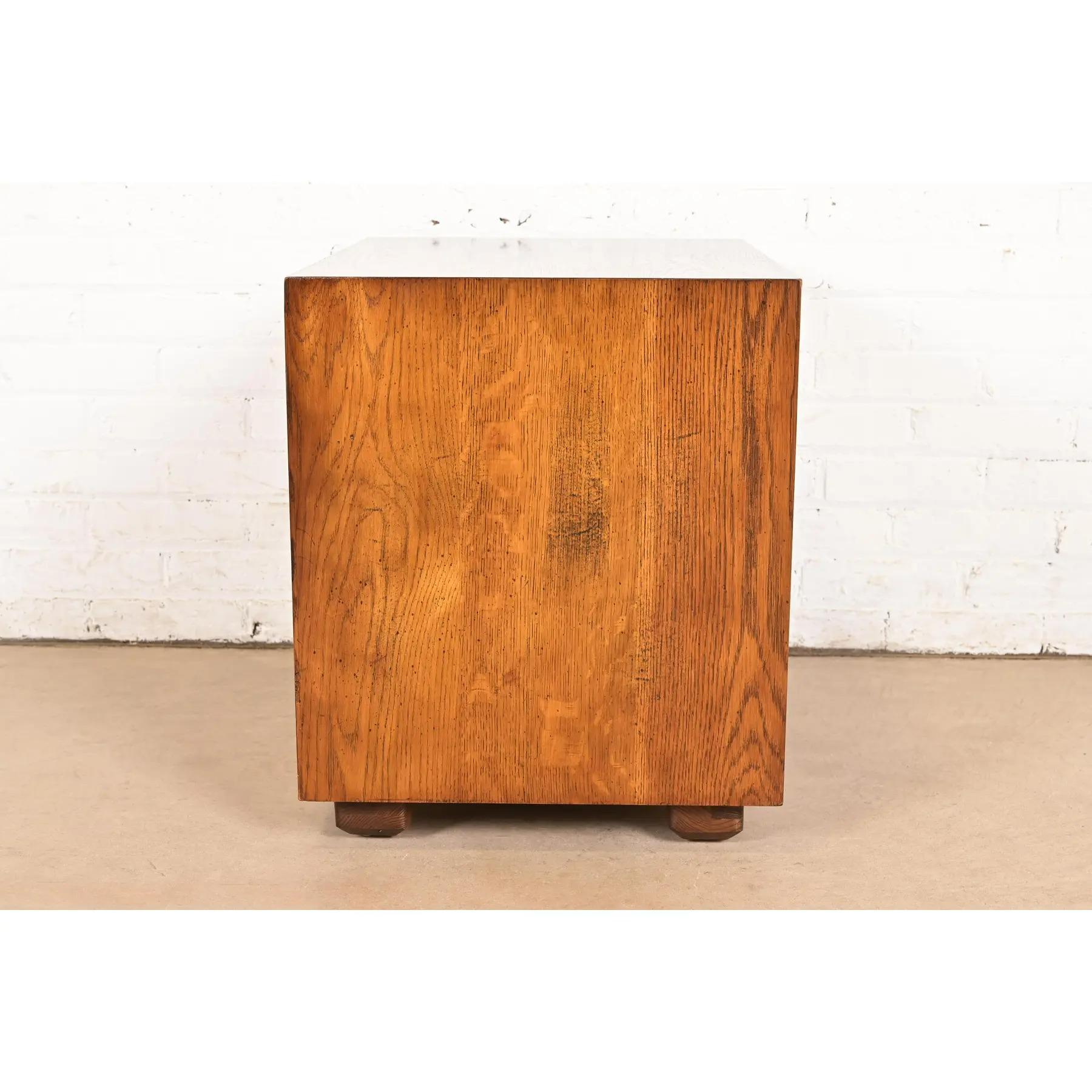 Table de chevet en Oak Campaigner, moderne du milieu du siècle, circa 1970 en vente 5