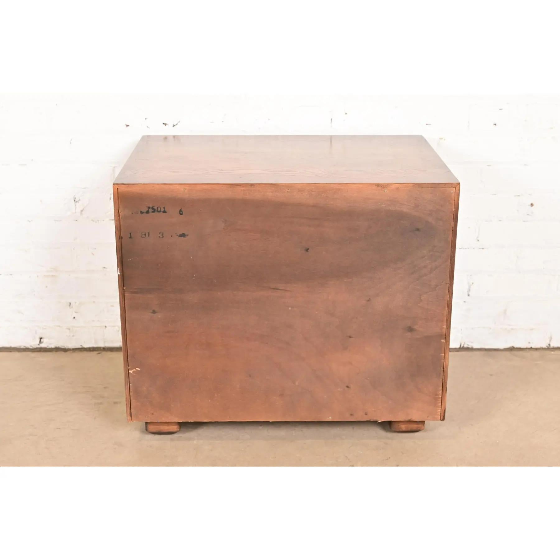 Table de chevet en Oak Campaigner, moderne du milieu du siècle, circa 1970 en vente 6