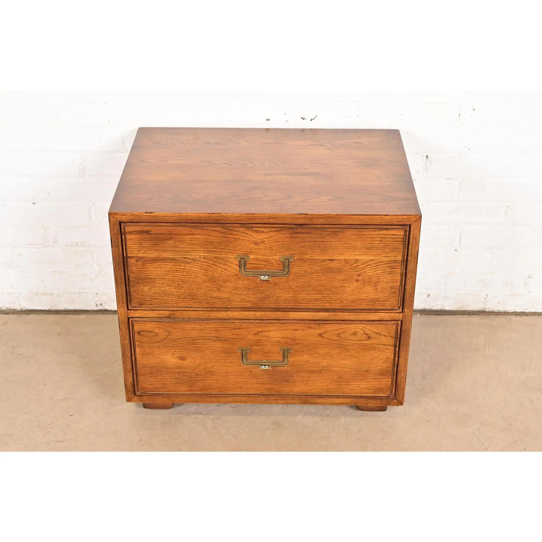 Mid-Century Modern Table de chevet en Oak Campaigner, moderne du milieu du siècle, circa 1970 en vente