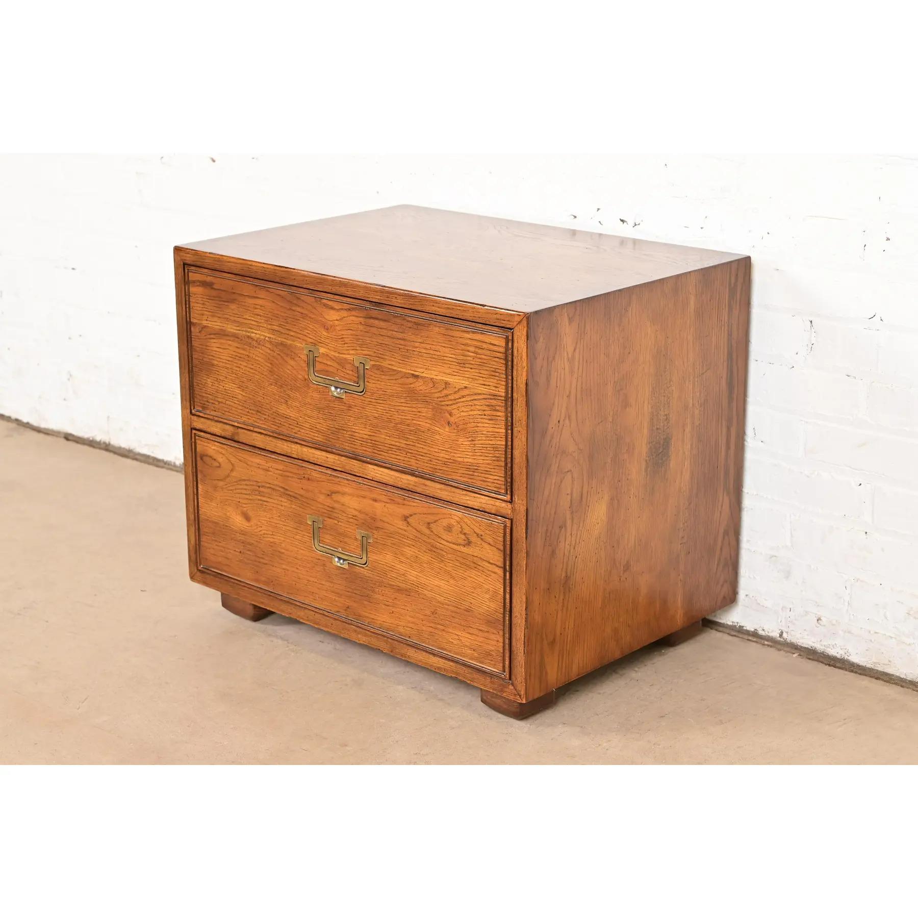 Américain Table de chevet en Oak Campaigner, moderne du milieu du siècle, circa 1970 en vente