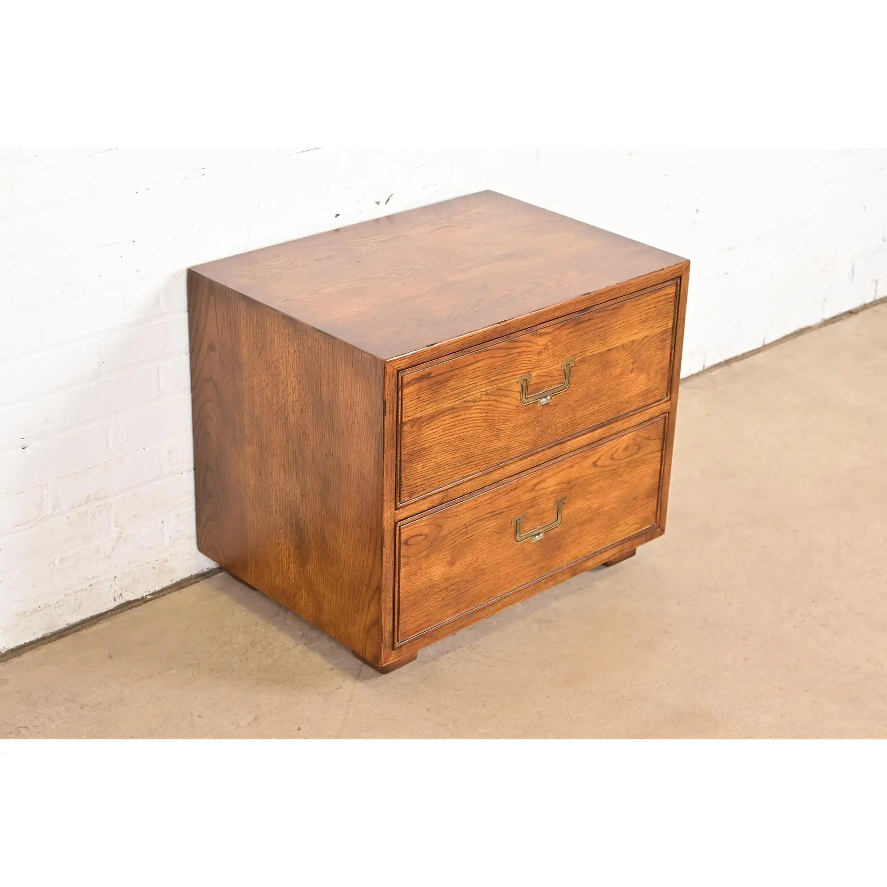 Table de chevet en Oak Campaigner, moderne du milieu du siècle, circa 1970 Bon état - En vente à South Bend, IN