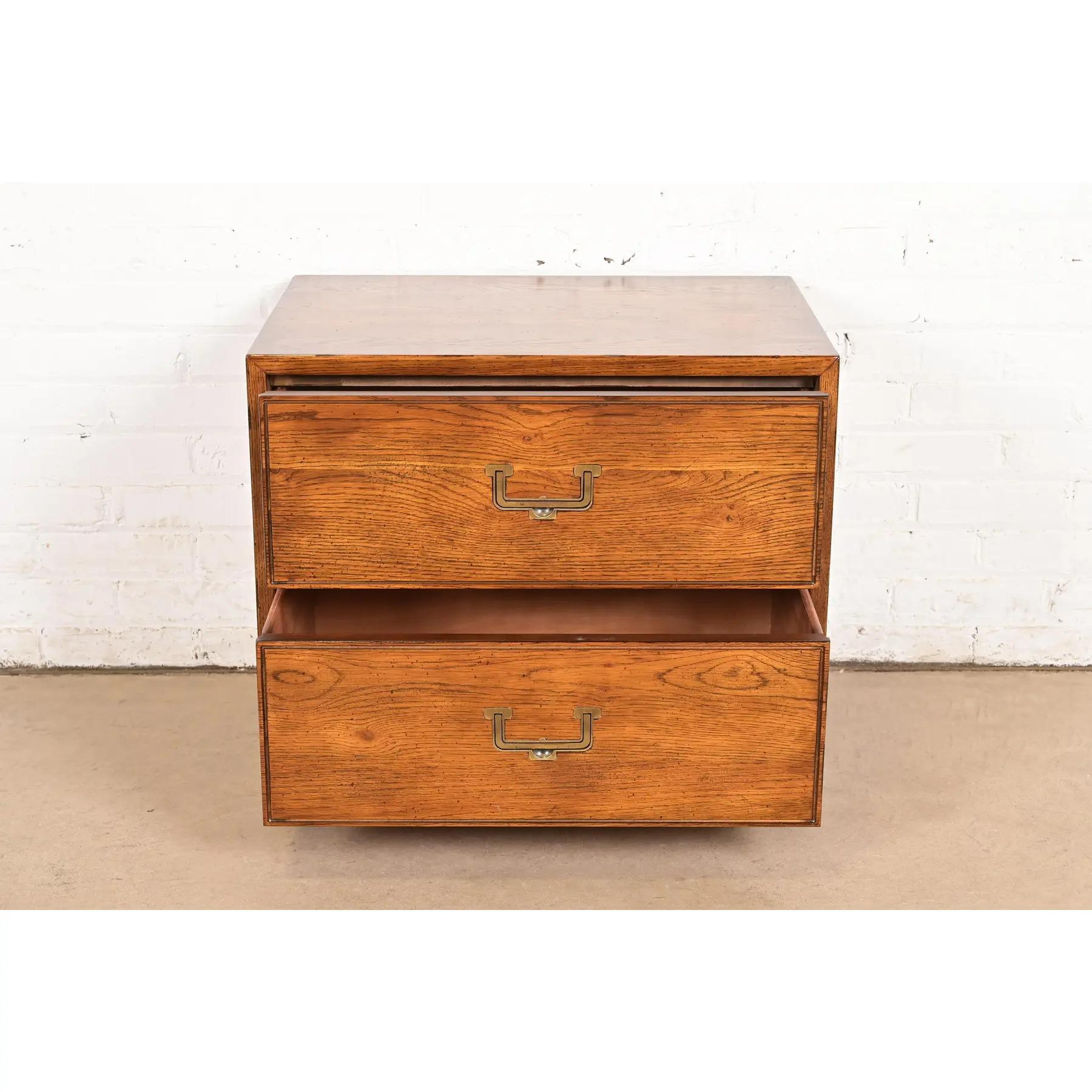 Fin du 20e siècle Table de chevet en Oak Campaigner, moderne du milieu du siècle, circa 1970 en vente