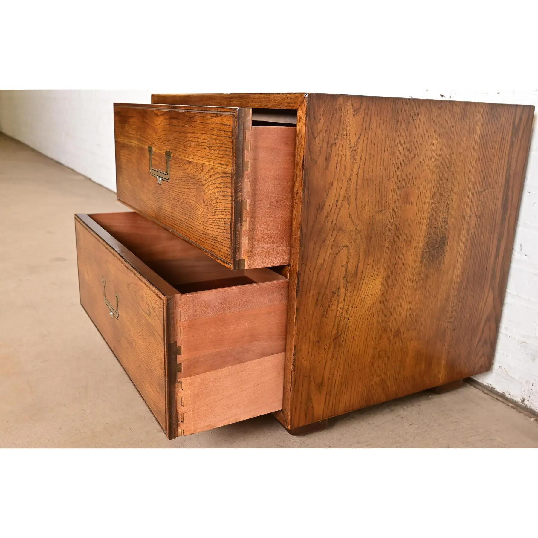 Laiton Table de chevet en Oak Campaigner, moderne du milieu du siècle, circa 1970 en vente