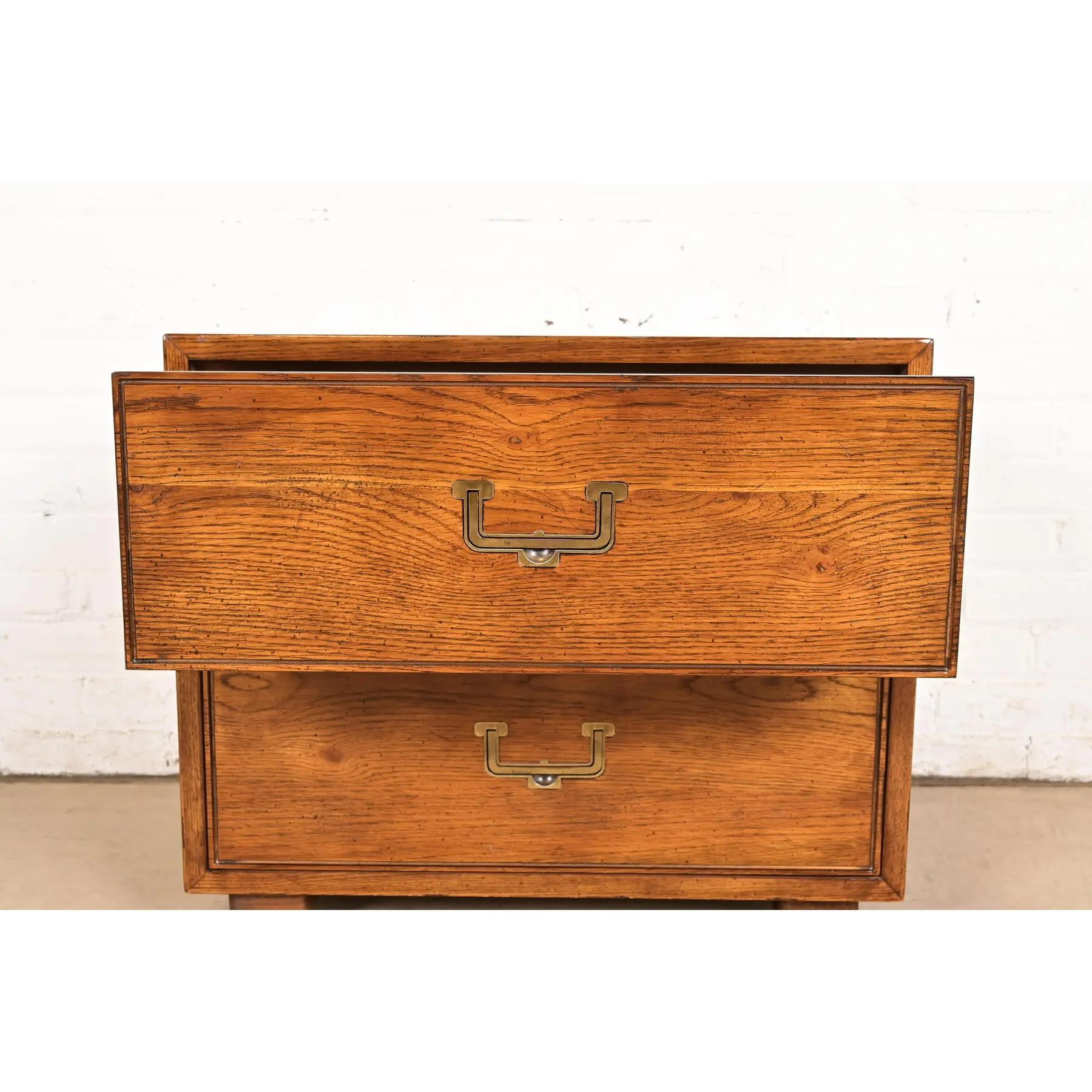 Table de chevet en Oak Campaigner, moderne du milieu du siècle, circa 1970 en vente 1