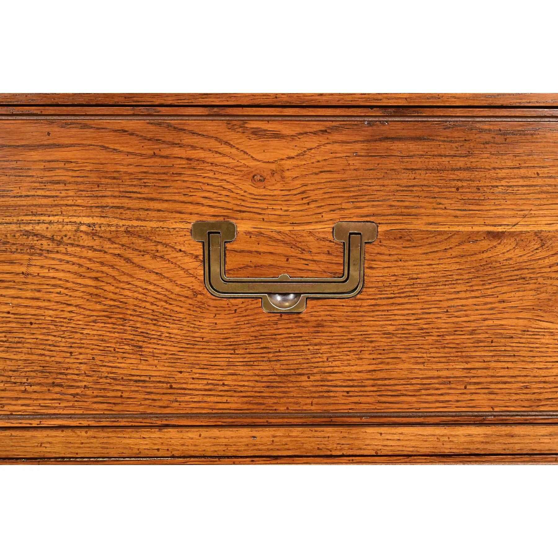 Table de chevet en Oak Campaigner, moderne du milieu du siècle, circa 1970 en vente 2