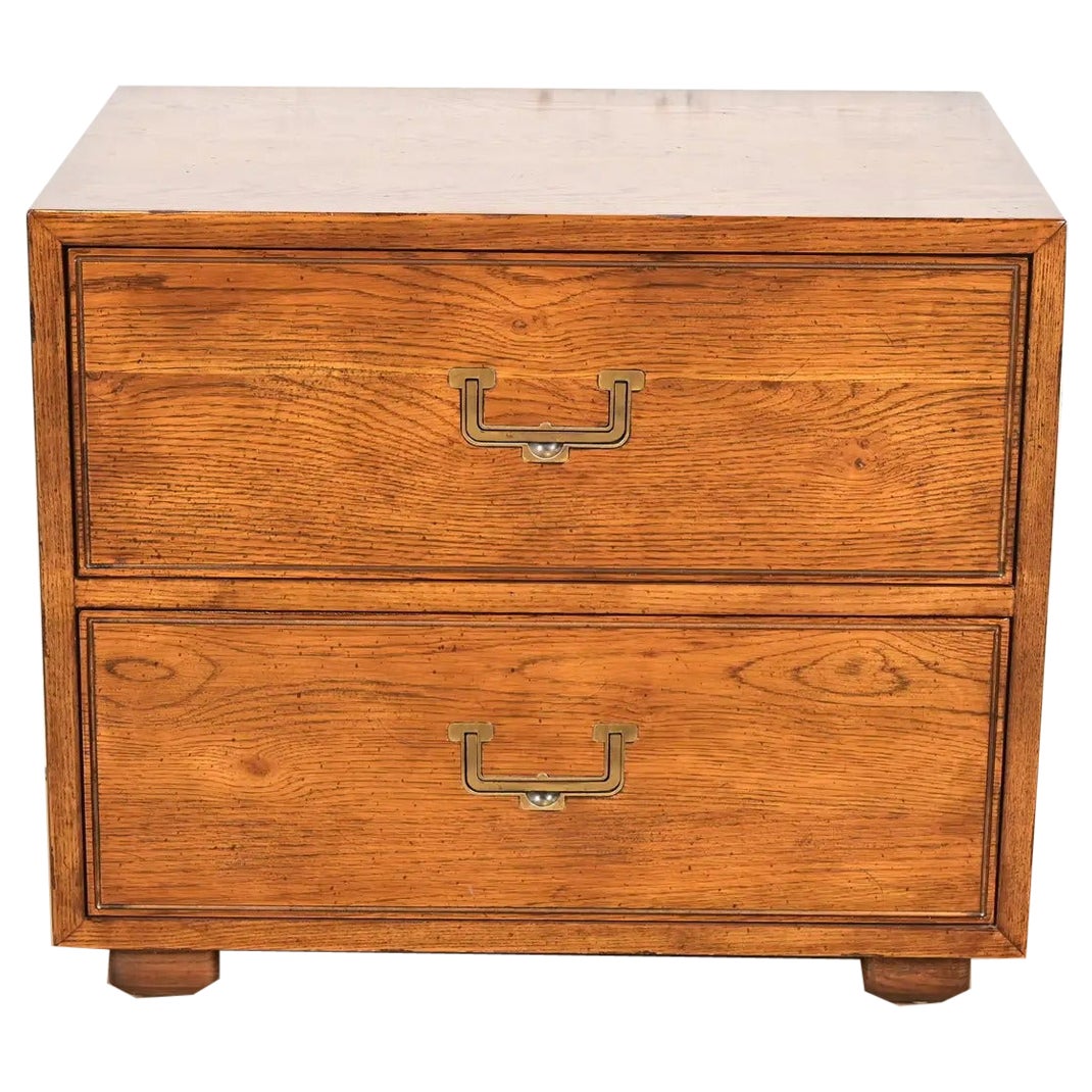 Table de chevet en Oak Campaigner, moderne du milieu du siècle, circa 1970 en vente