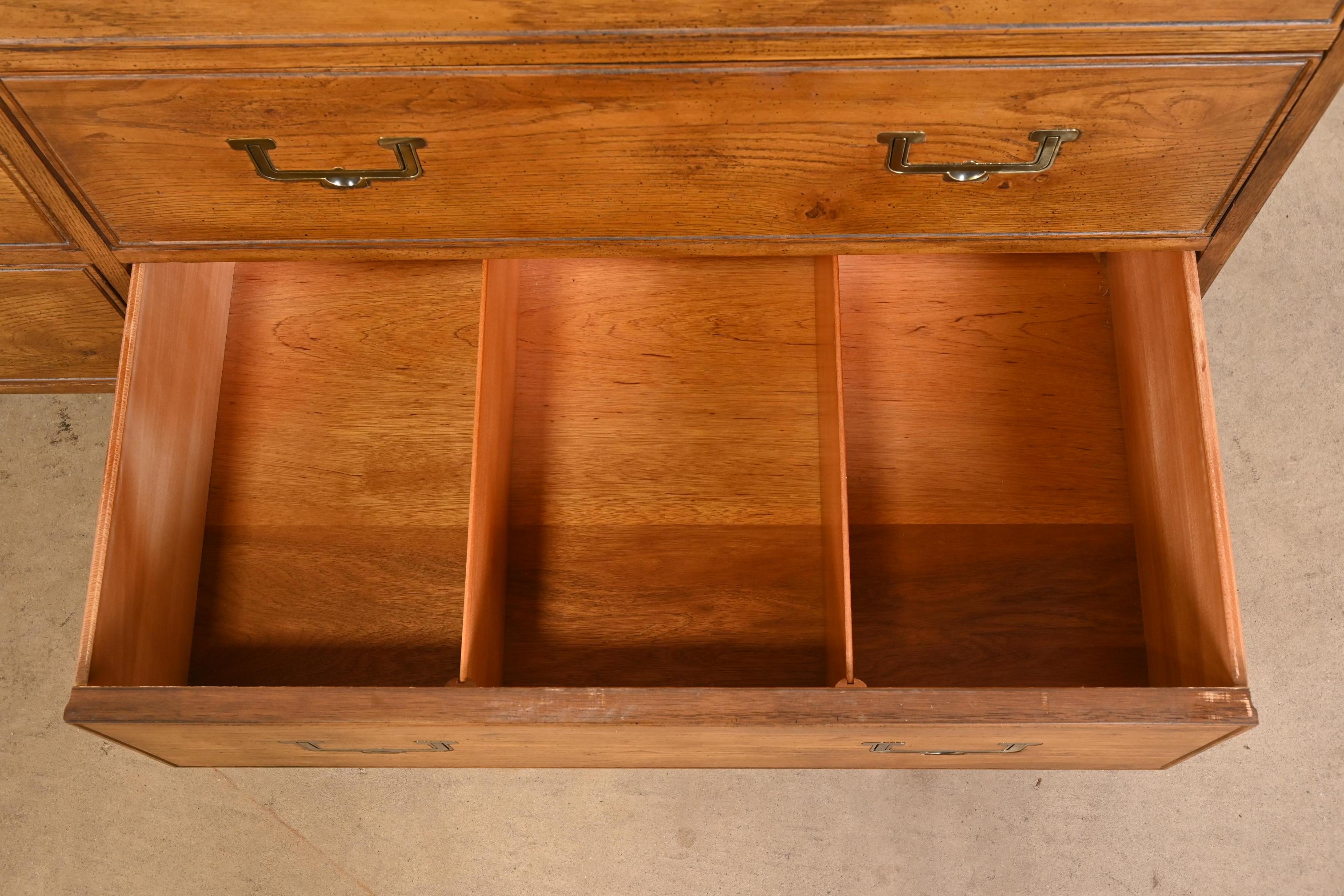 Henredon Mid-Century Modern Campaign Oak Six-Drawer Dresser, circa 1970s 4