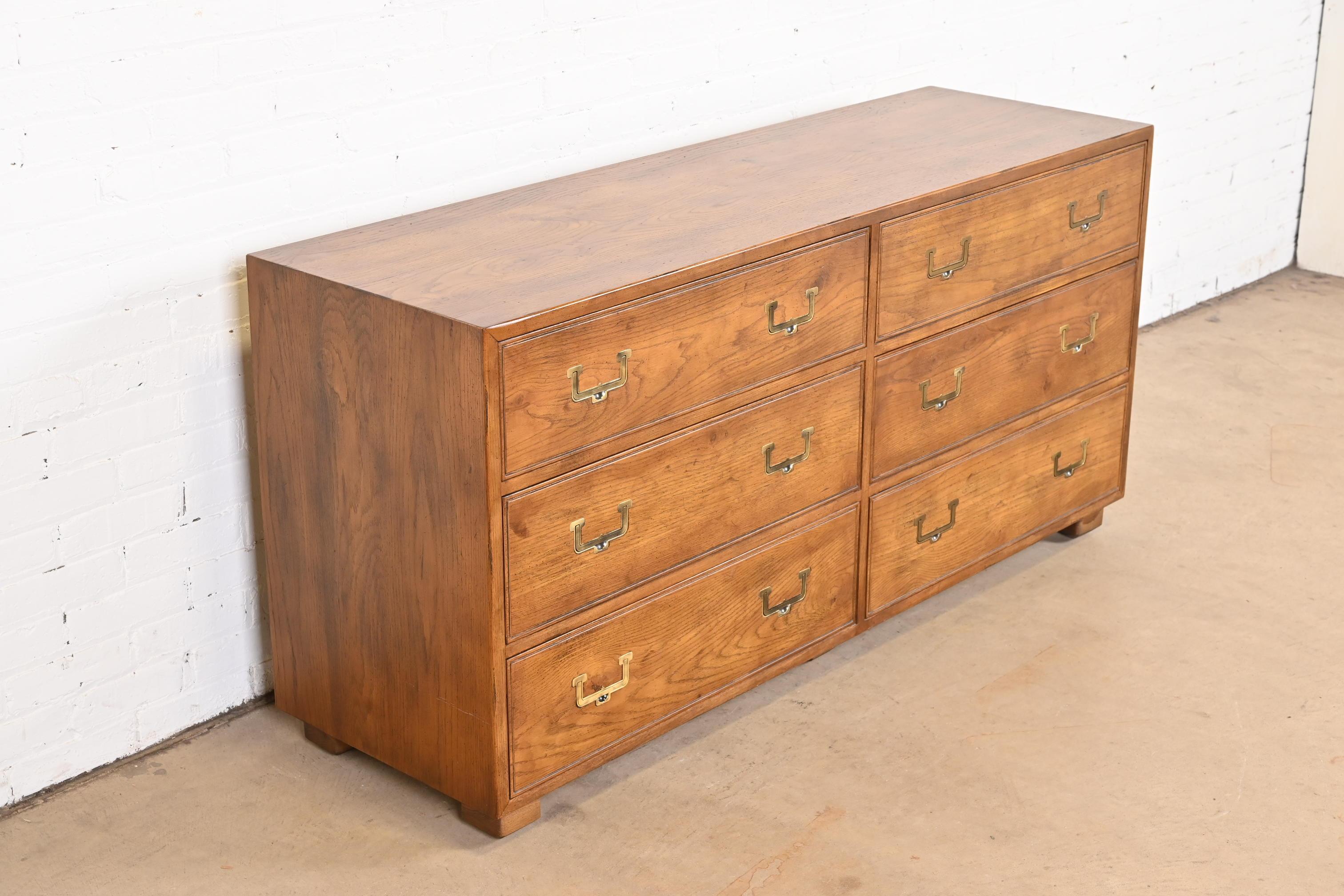 Henredon Mid-Century Modern Campaign Oak Six-Drawer Dresser, circa 1970s In Good Condition In South Bend, IN