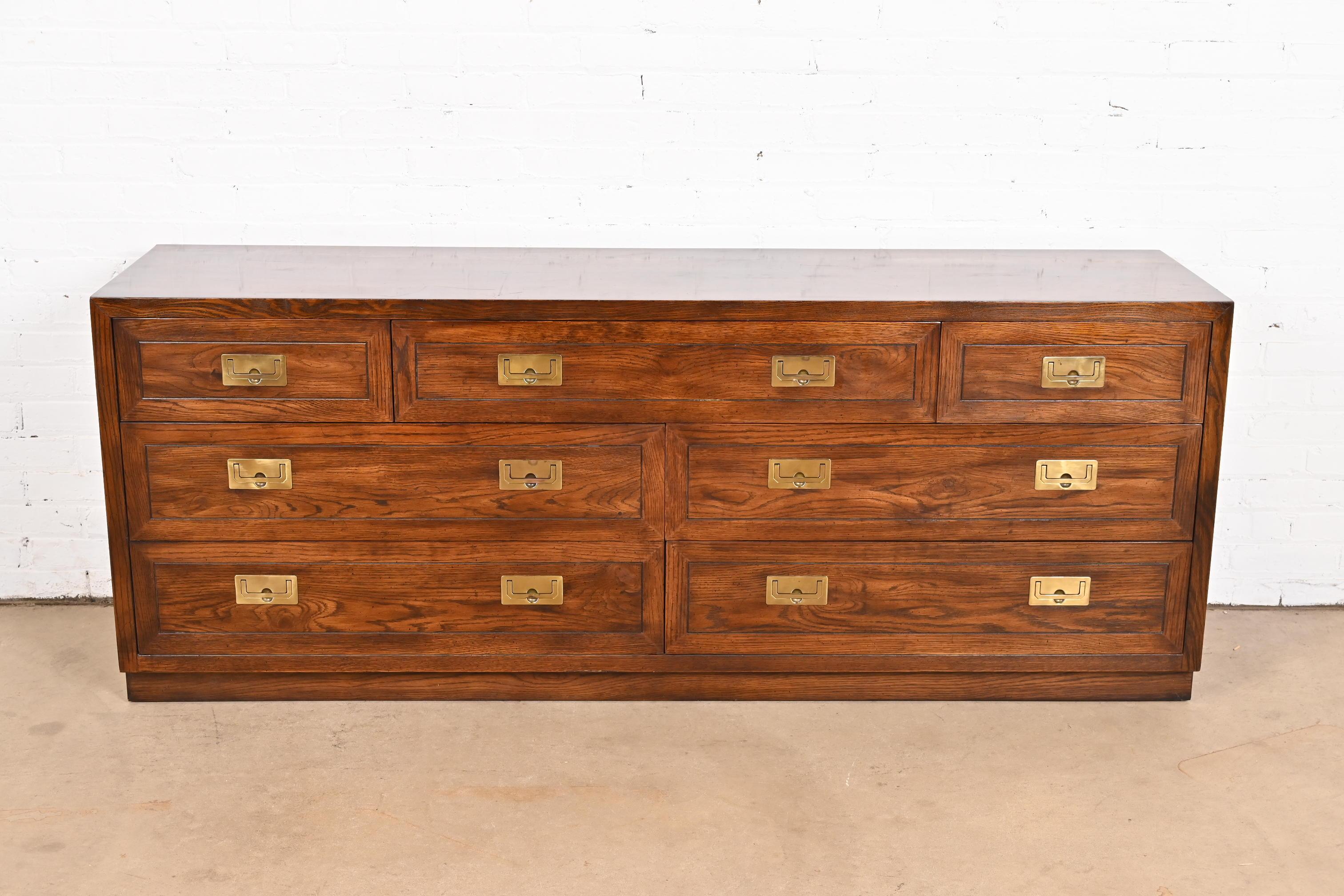 Henredon Mid-Century Modern Hollywood Regency Campaign Oak Long Dresser, 1970s In Good Condition For Sale In South Bend, IN