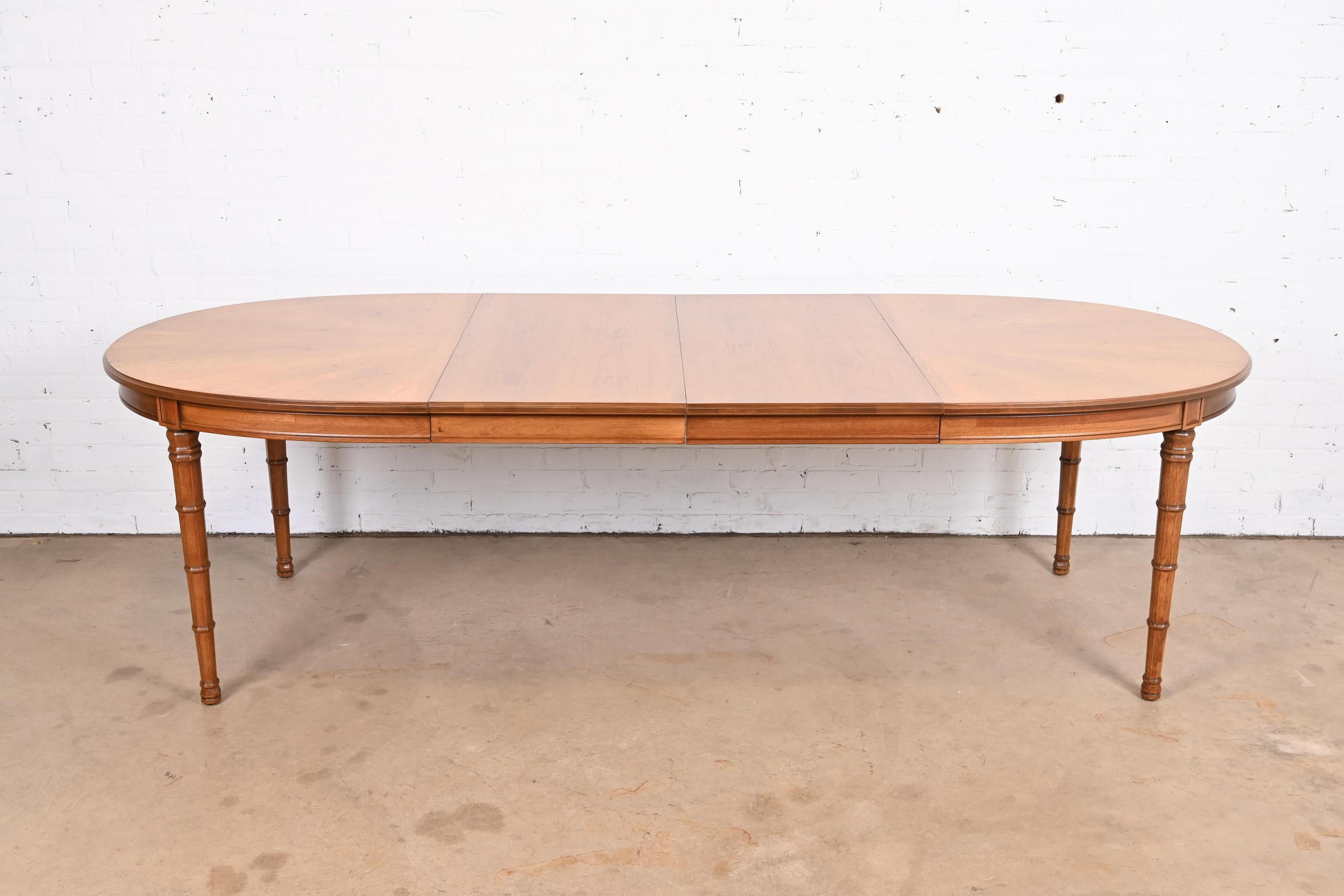 A gorgeous Mid-Century Modern Mediterranean style walnut extension dining table

By Henredon

USA, Circa 1970s

Measures: 62