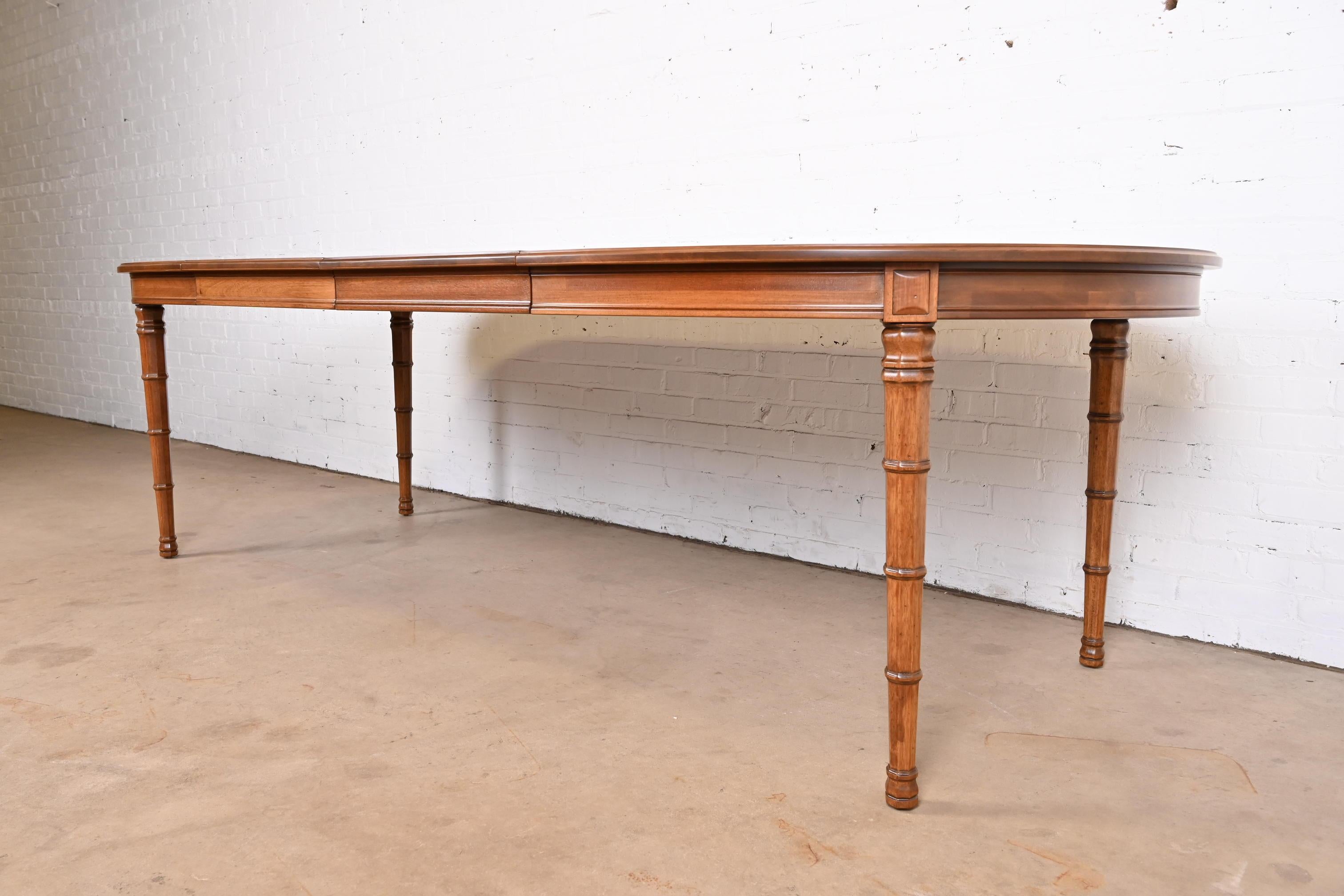 Henredon Mid-Century Modern Mediterranean Walnut Dining Table, Newly Refinished In Good Condition In South Bend, IN