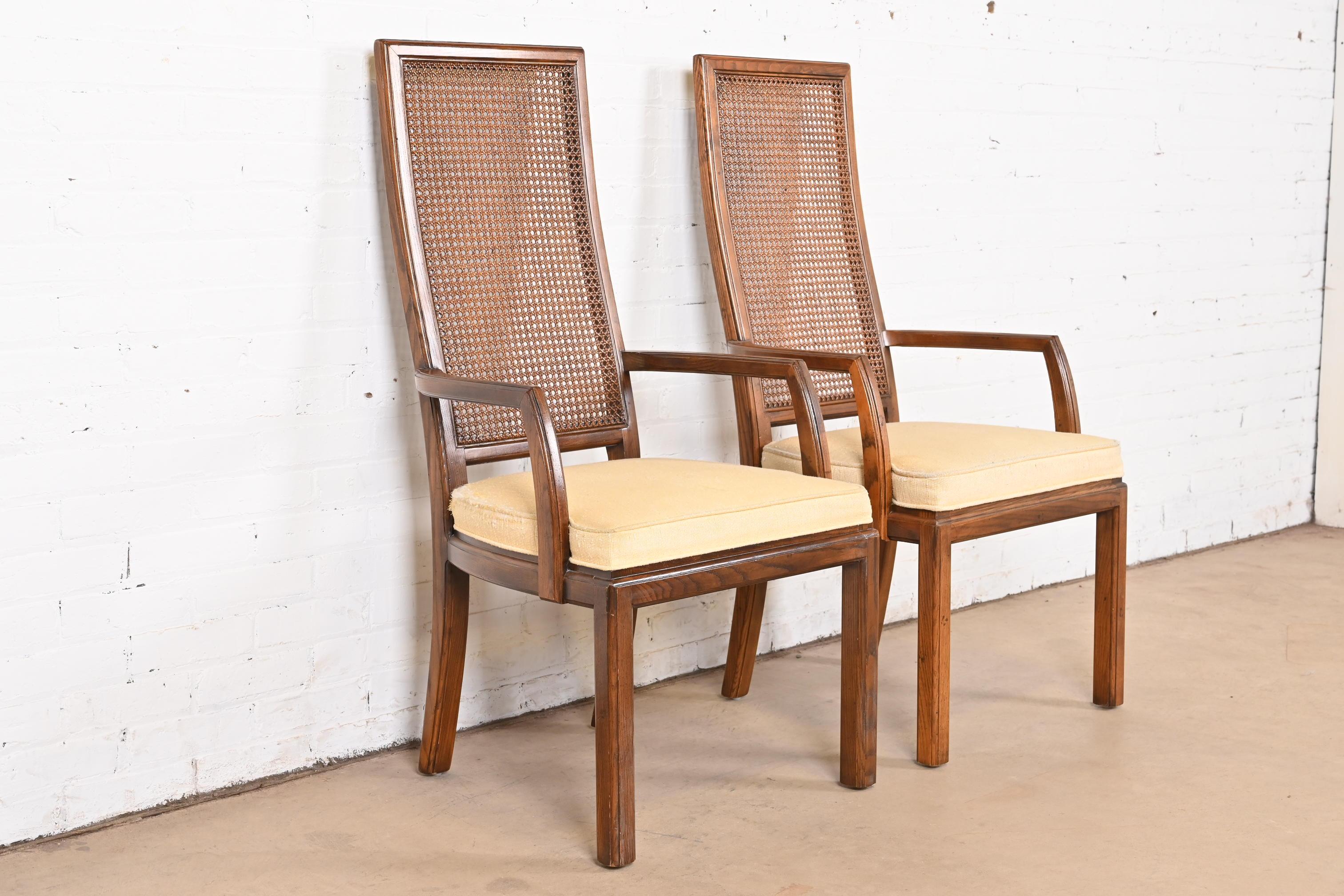 Tissu d'ameublement Paire de chaises à accoudoirs de salle à manger en Oak et Cane, Modernes au milieu du siècle, à dossier haut en vente