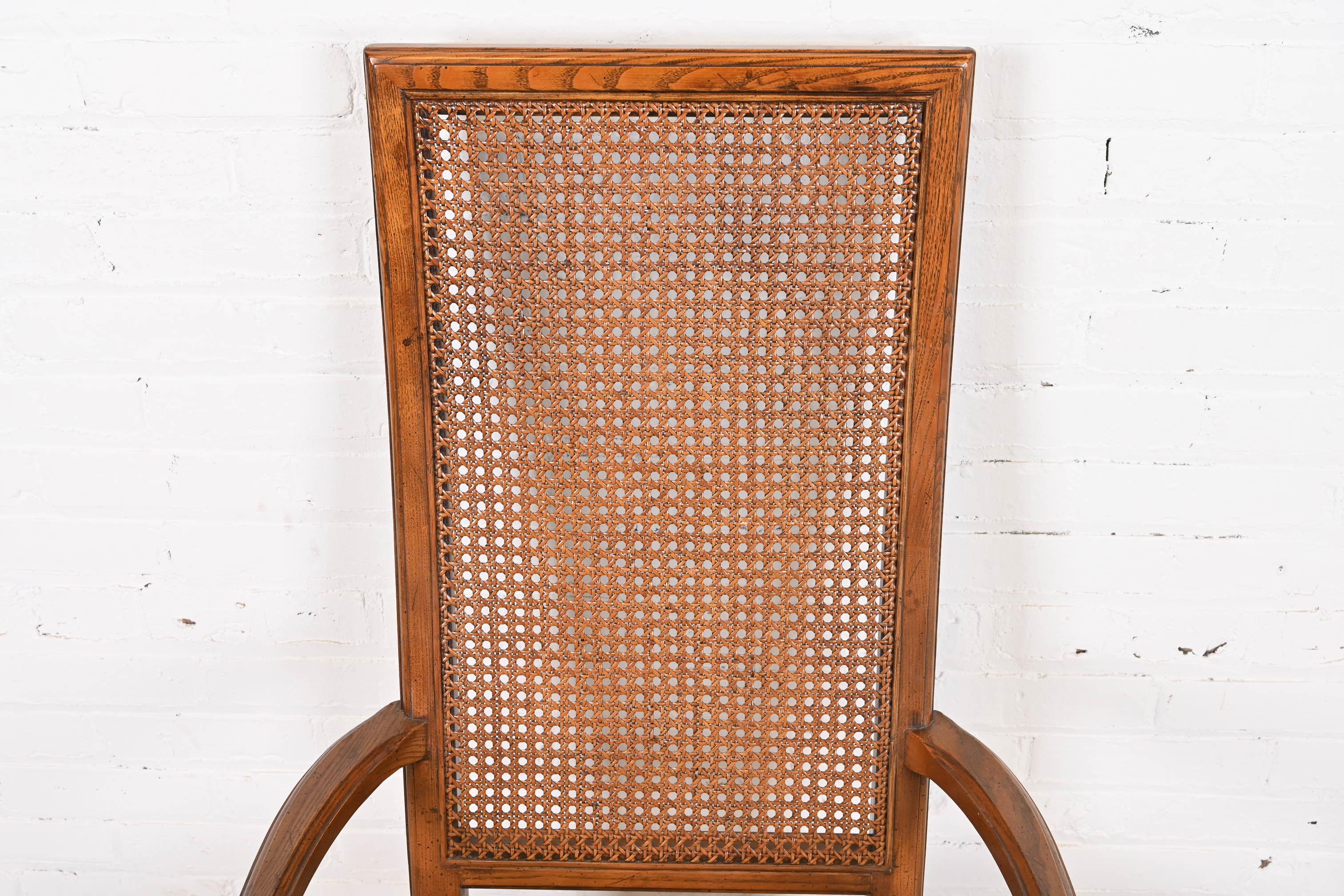 Paire de chaises à accoudoirs de salle à manger en Oak et Cane, Modernes au milieu du siècle, à dossier haut en vente 2