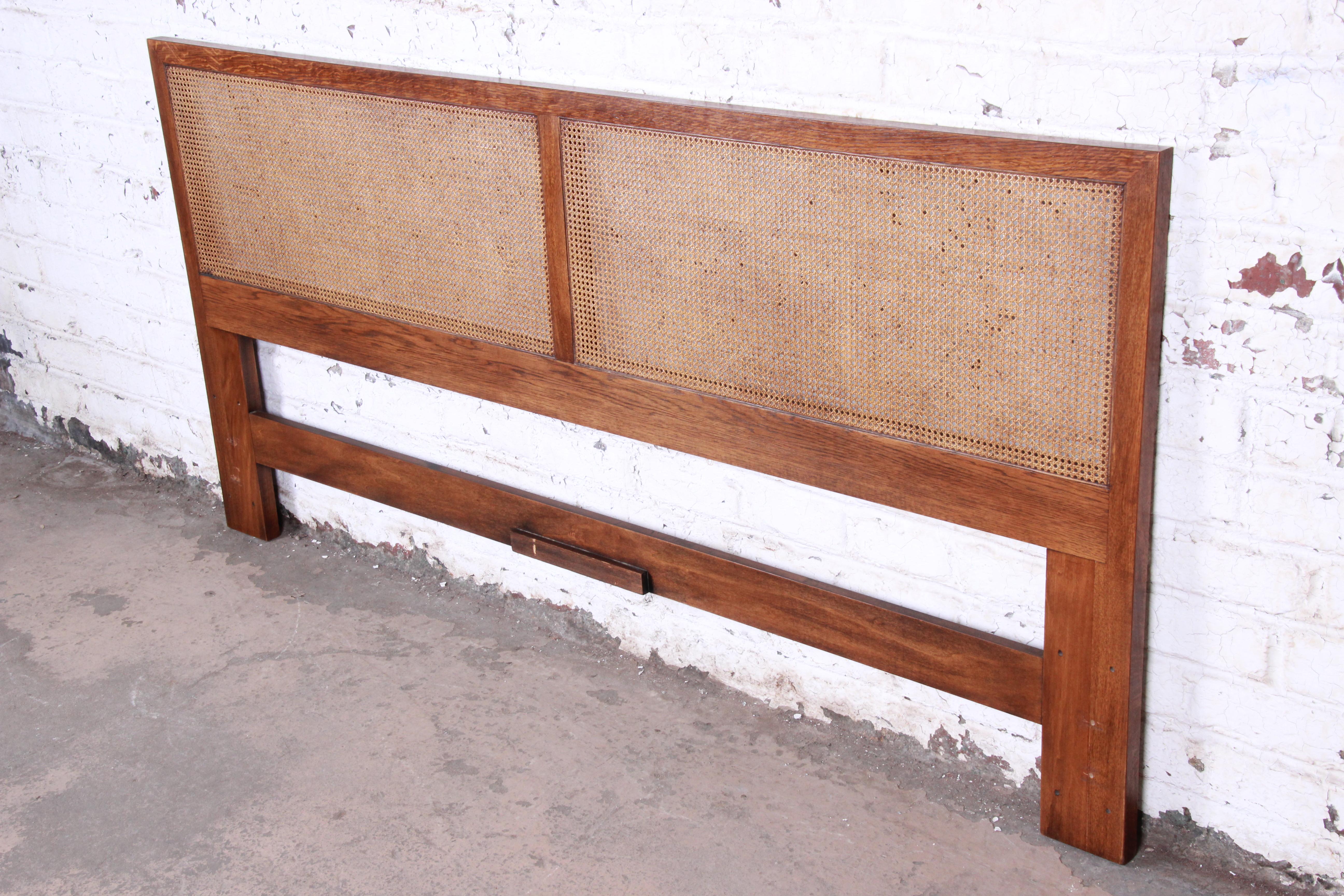 A gorgeous Mid-Century Modern king size headboard

By Henredon

USA, circa 1970s

Oak and caning

Measures: 79