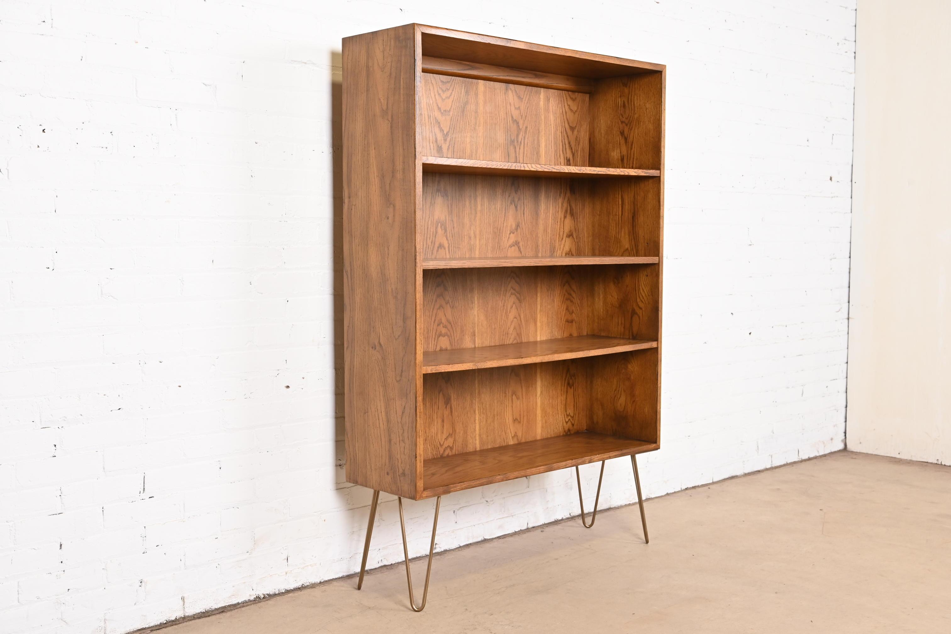 Henredon Mid-Century Modern Oak Bookcase on Hairpin Legs, Circa 1970s In Good Condition In South Bend, IN