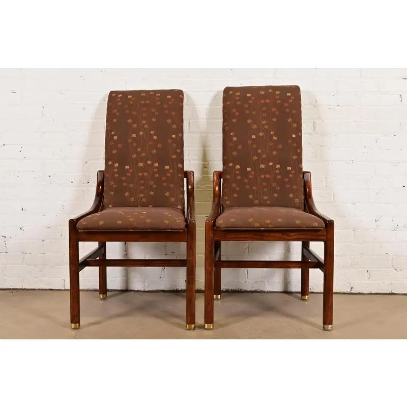Ein wunderschönes Paar Mid-Century Modern hohe Rückenlehne Stühle oder Esszimmerstühle

Von Henredon

USA, ca. 1970er Jahre

Massive, geschnitzte Eichenrahmen mit Messingfüßen und gepolsterten Sitzen und Rückenlehnen.

Maße: 21 