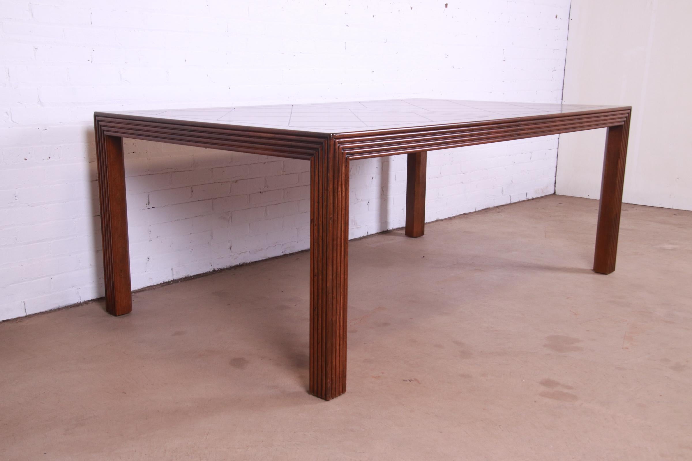 Tavolo da pranzo allungabile Henredon Mid-Century Modern Oak Parsons con piano in parquet in vendita 9