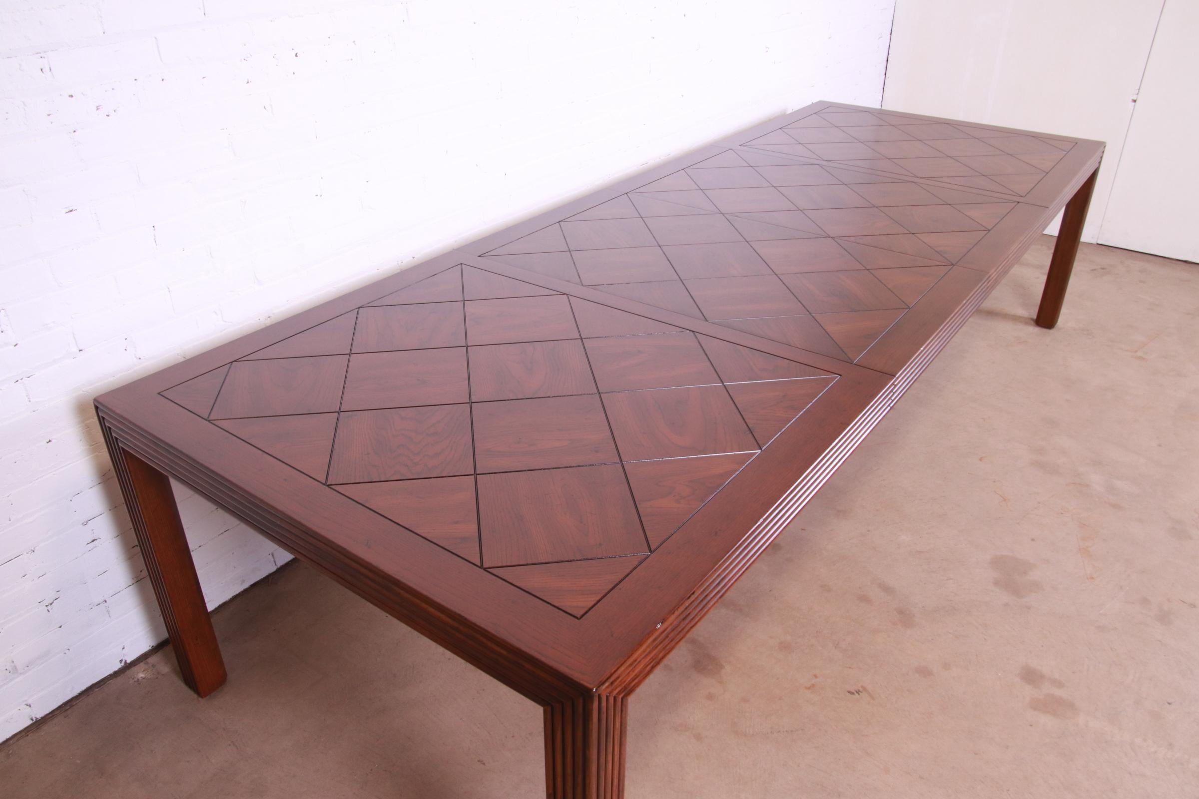 Tavolo da pranzo allungabile Henredon Mid-Century Modern Oak Parsons con piano in parquet in vendita 2