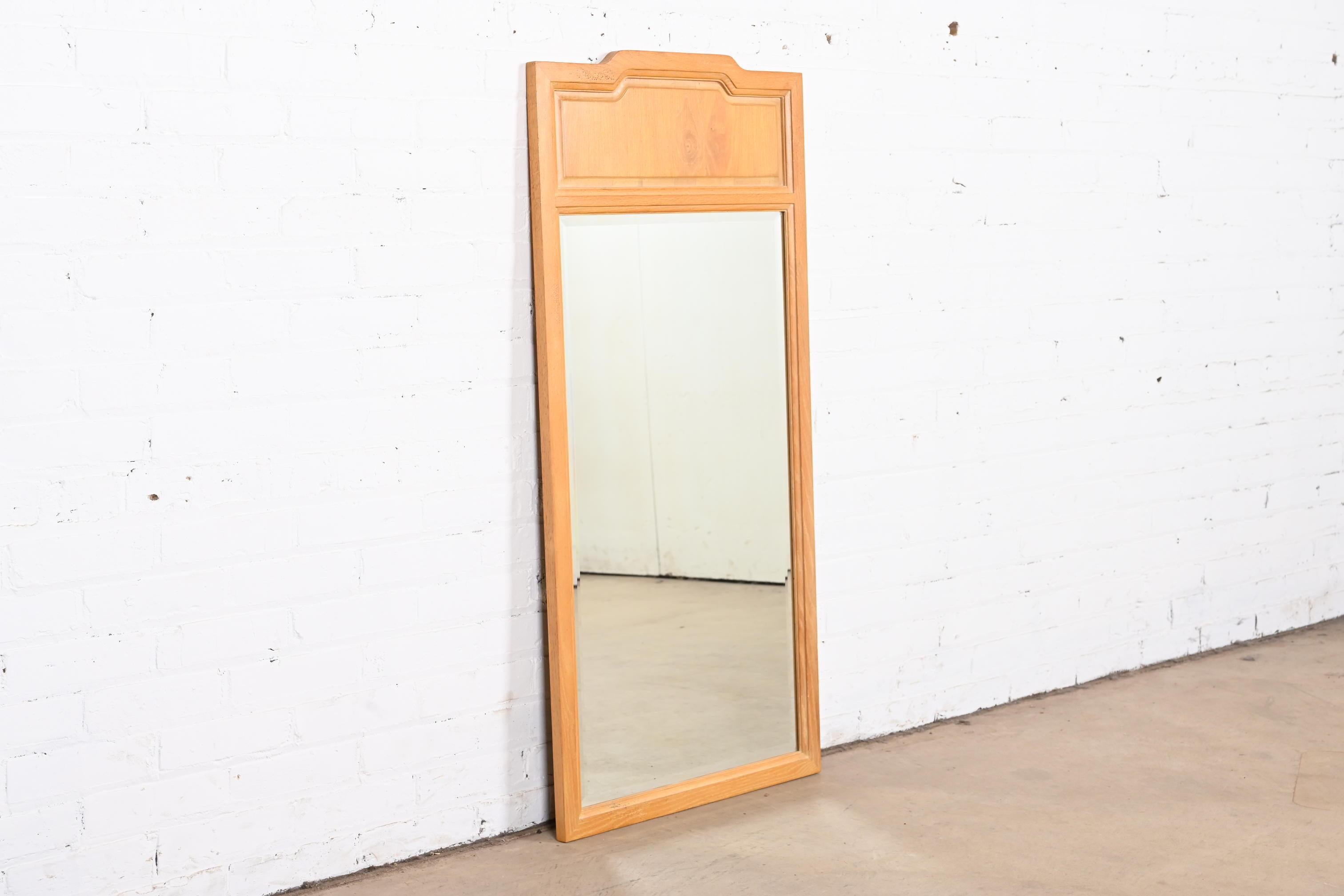 A stylish Mid-Century Modern sculpted ash wood framed beveled wall mirror

By Henredon

USA, circa 1970s

Measures: 22