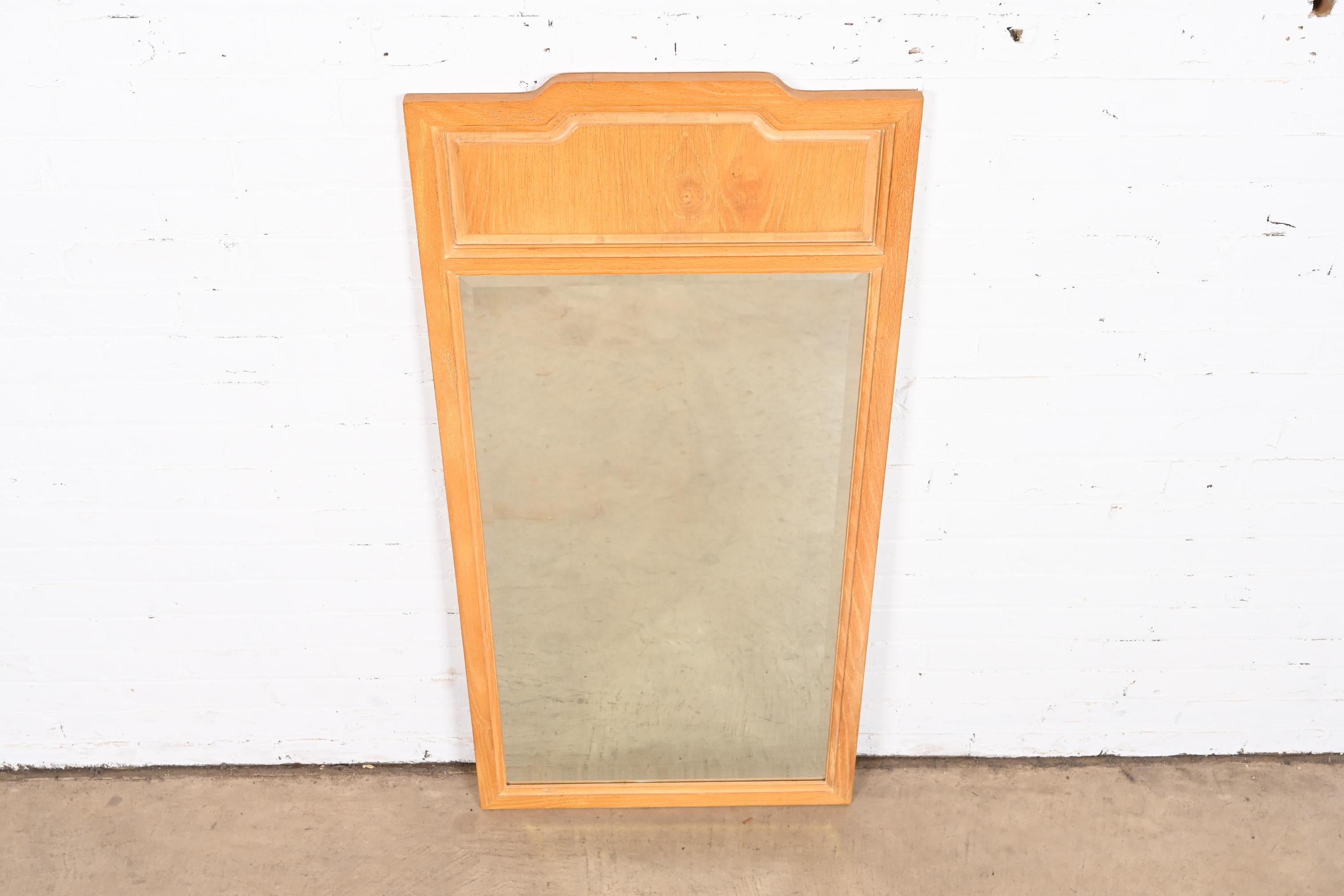 Espejo de pared con marco de fresno esculpido Henredon Mid-Century Modern finales del siglo XX en venta