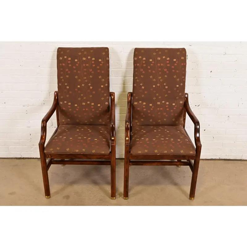 Américain Paire de fauteuils en chêne sculpté à dossier haut, modernes du milieu du siècle, Henredon en vente