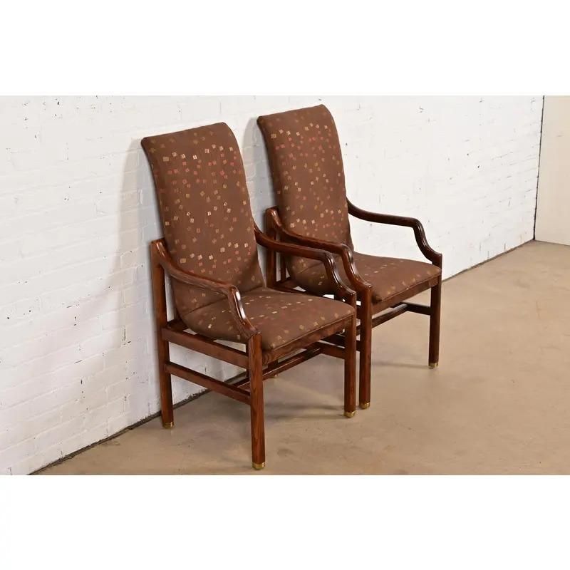 Paire de fauteuils en chêne sculpté à dossier haut, modernes du milieu du siècle, Henredon Bon état - En vente à South Bend, IN