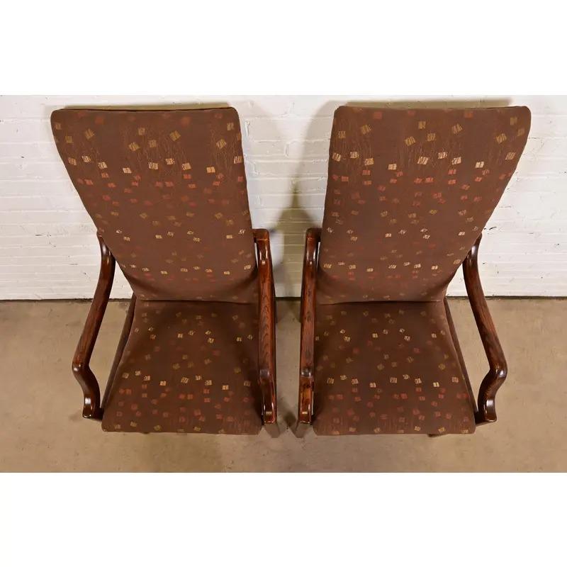 Fin du 20e siècle Paire de fauteuils en chêne sculpté à dossier haut, modernes du milieu du siècle, Henredon en vente