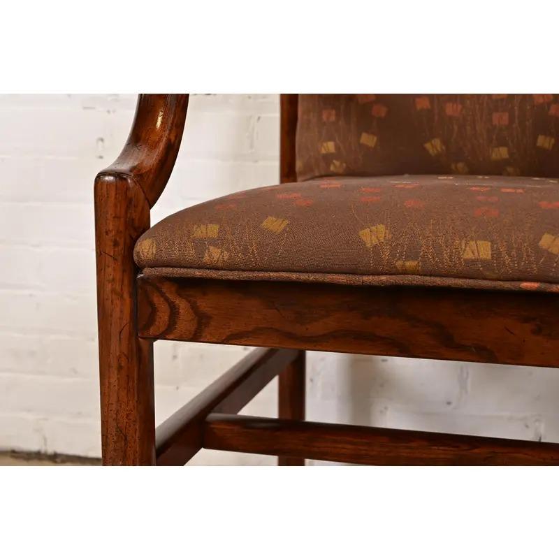 Paire de fauteuils en chêne sculpté à dossier haut, modernes du milieu du siècle, Henredon en vente 1