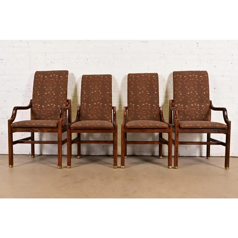 Uno splendido set di quattro sedie da pranzo con schienale alto in stile Mid-Century Modern

Da Henredon

USA, circa anni '1970

Struttura in legno massiccio di quercia intagliato, con piedi rivestiti in ottone e sedili e schienali