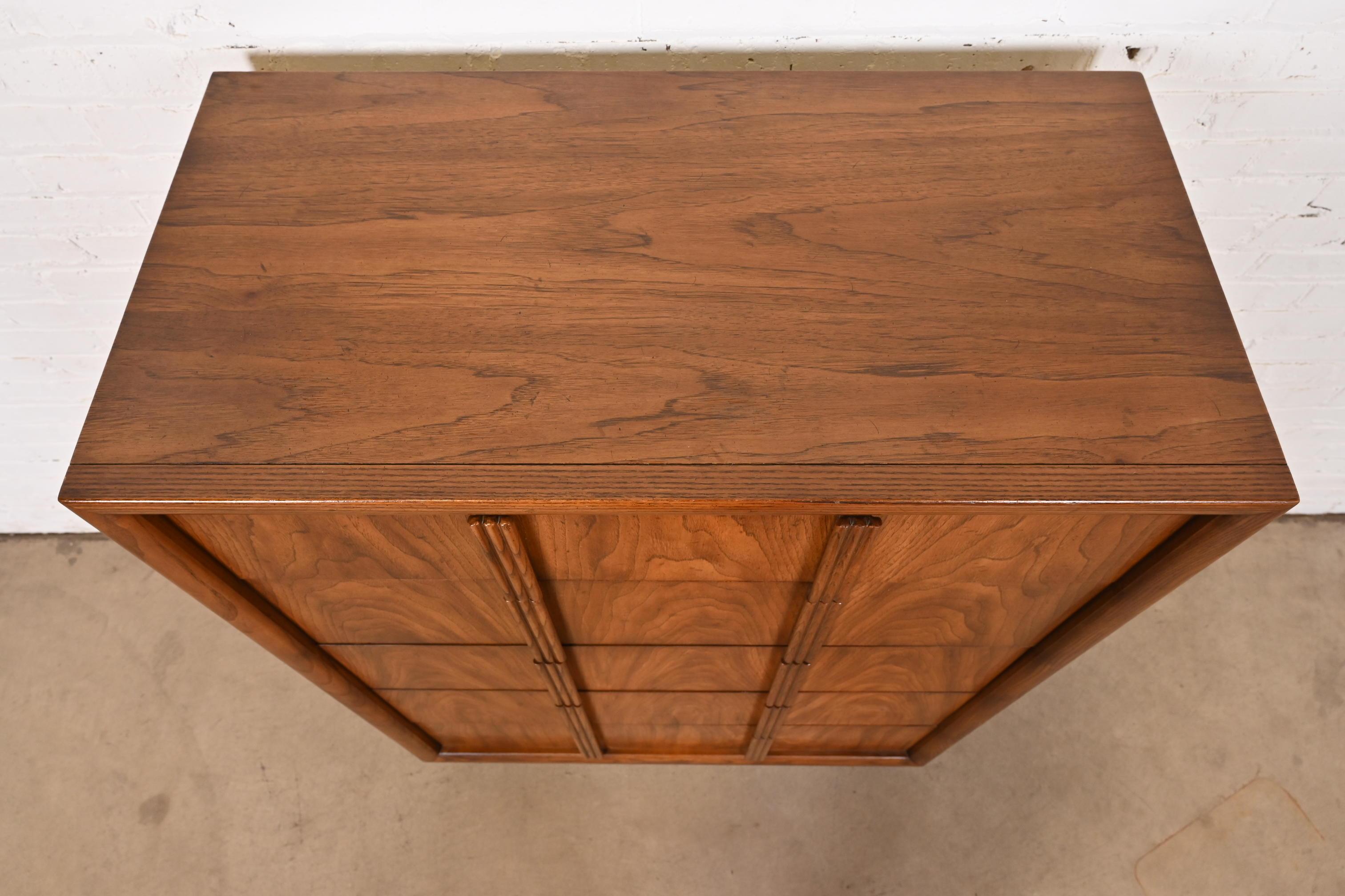 Henredon Mid-Century Modern-Hochkommode aus Nussbaumholz mit Skulptur, ca. 1970er Jahre im Angebot 3