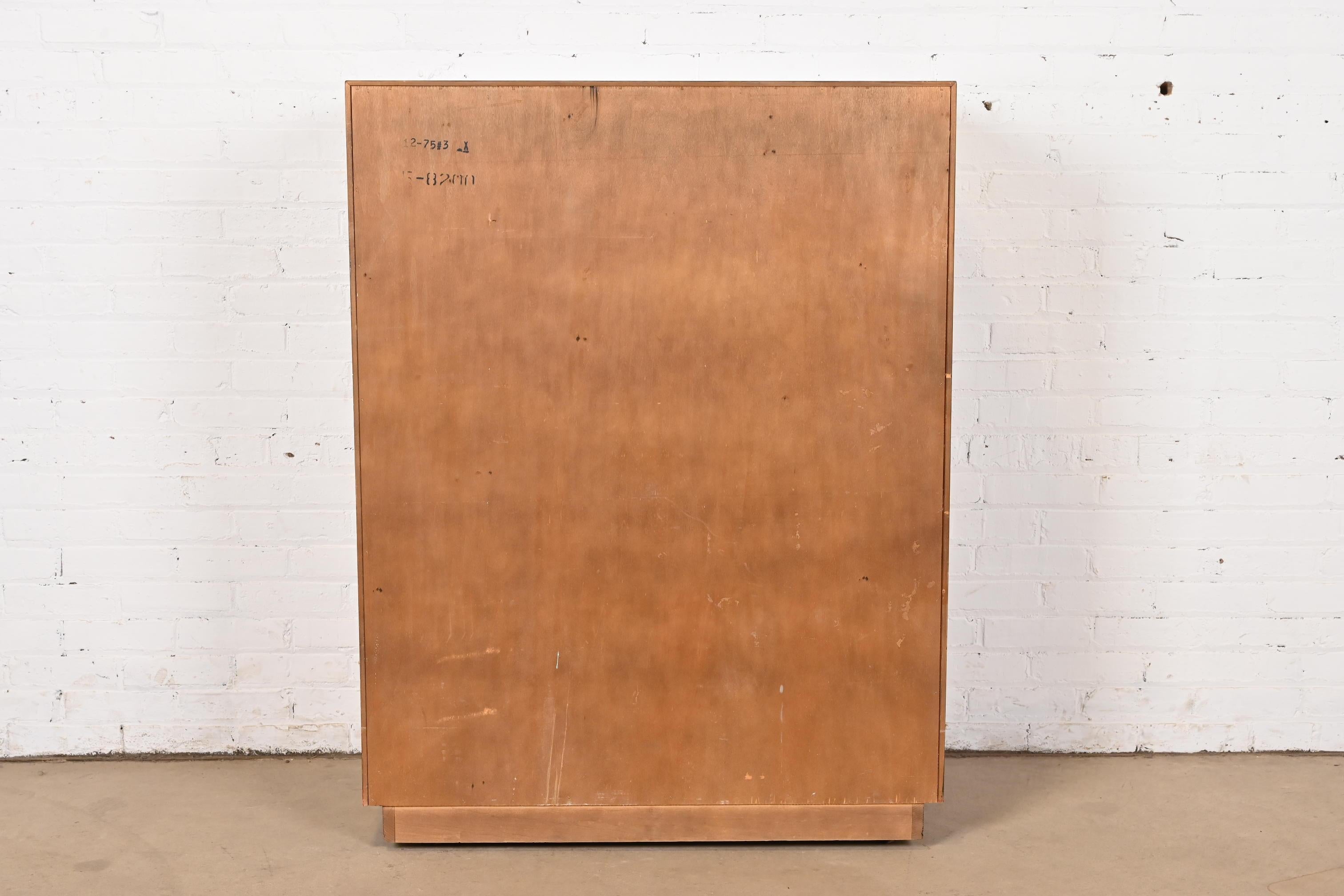 Henredon Mid-Century Modern-Hochkommode aus Nussbaumholz mit Skulptur, ca. 1970er Jahre im Angebot 5