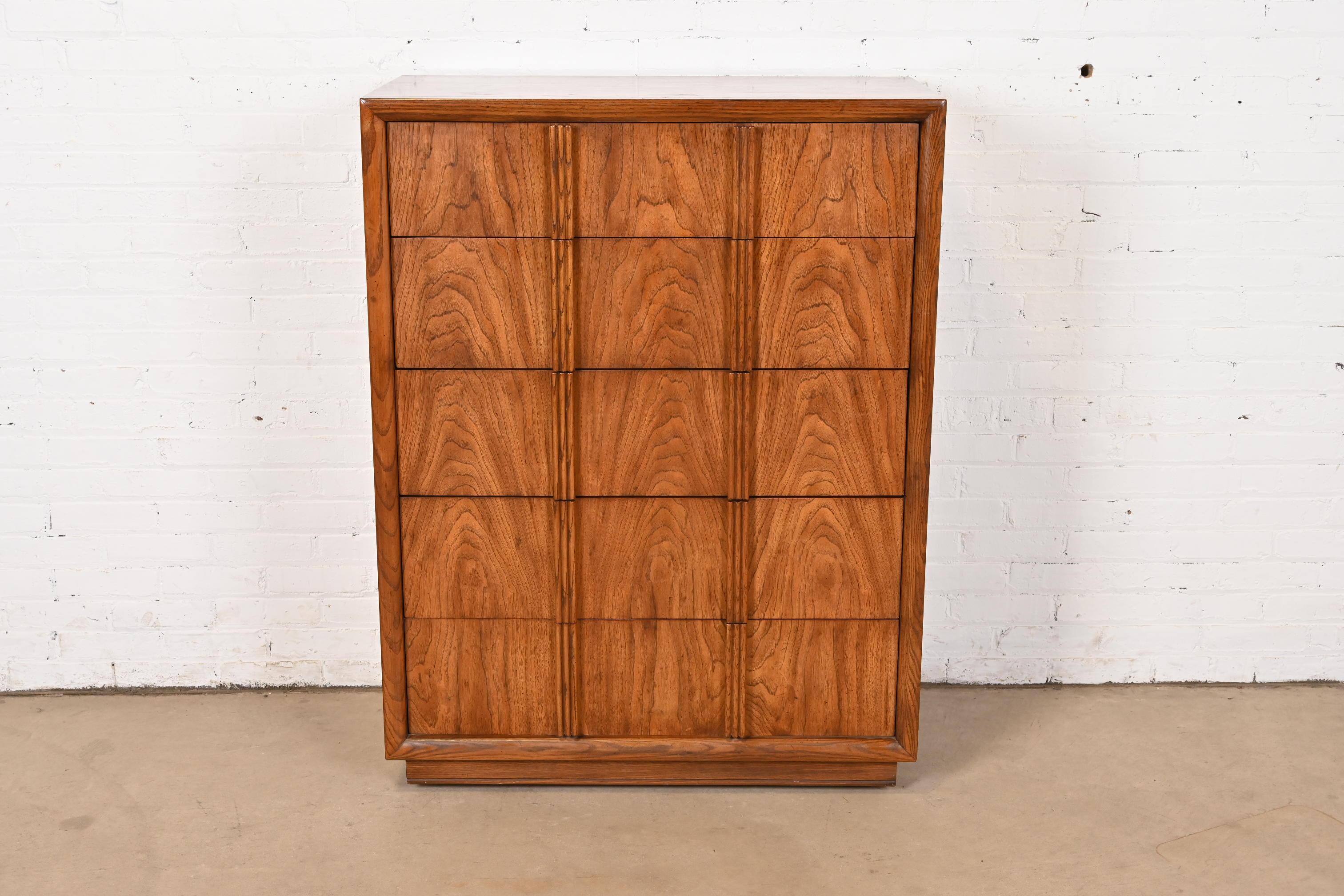 Henredon Mid-Century Modern-Hochkommode aus Nussbaumholz mit Skulptur, ca. 1970er Jahre (Moderne der Mitte des Jahrhunderts) im Angebot