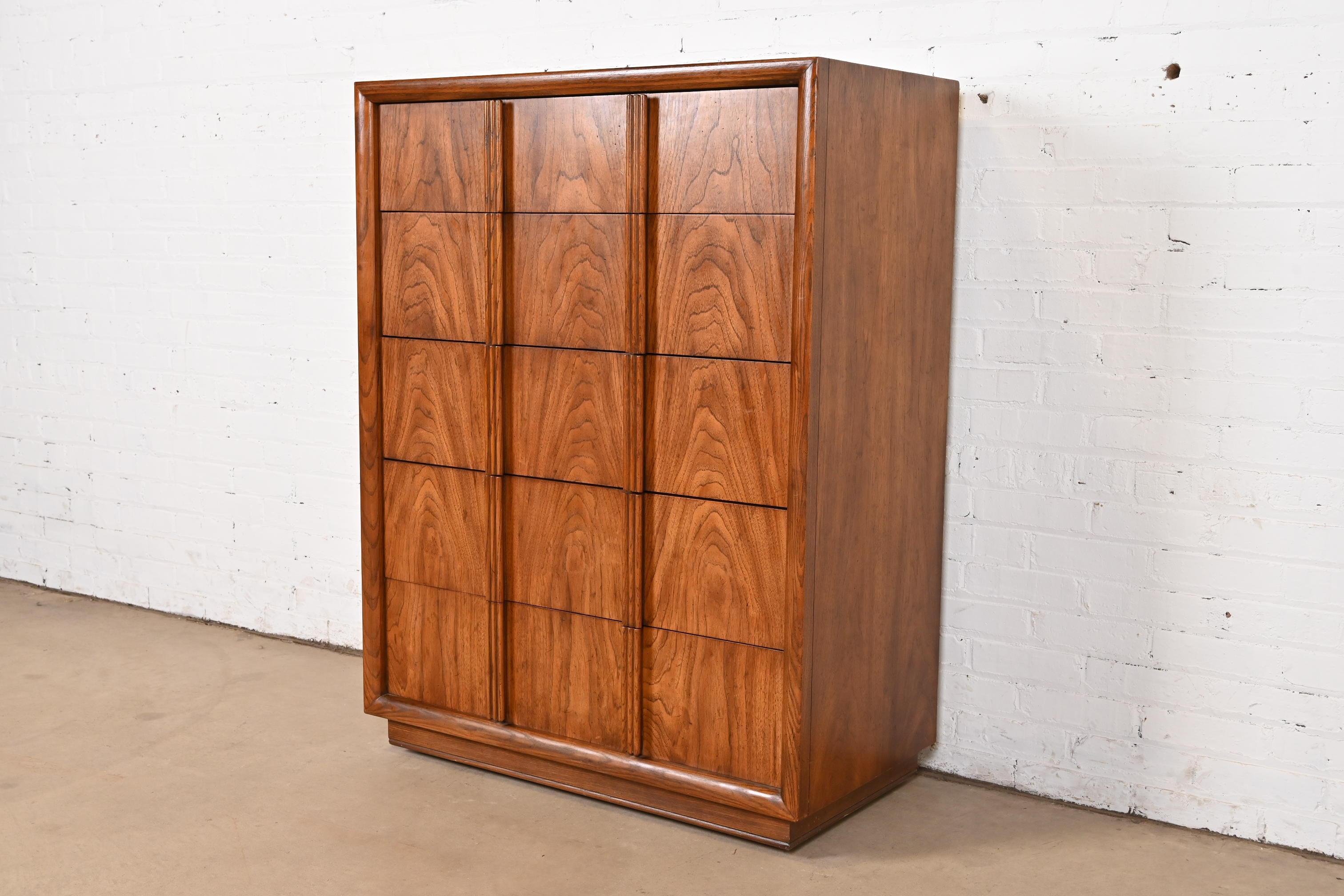 Henredon Mid-Century Modern-Hochkommode aus Nussbaumholz mit Skulptur, ca. 1970er Jahre (amerikanisch) im Angebot