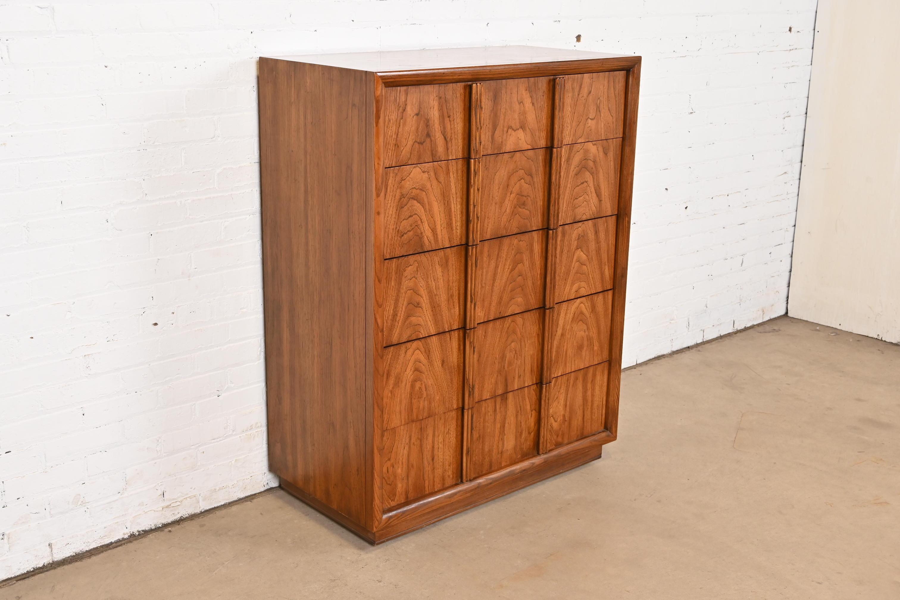 Henredon Mid-Century Modern-Hochkommode aus Nussbaumholz mit Skulptur, ca. 1970er Jahre im Zustand „Gut“ im Angebot in South Bend, IN