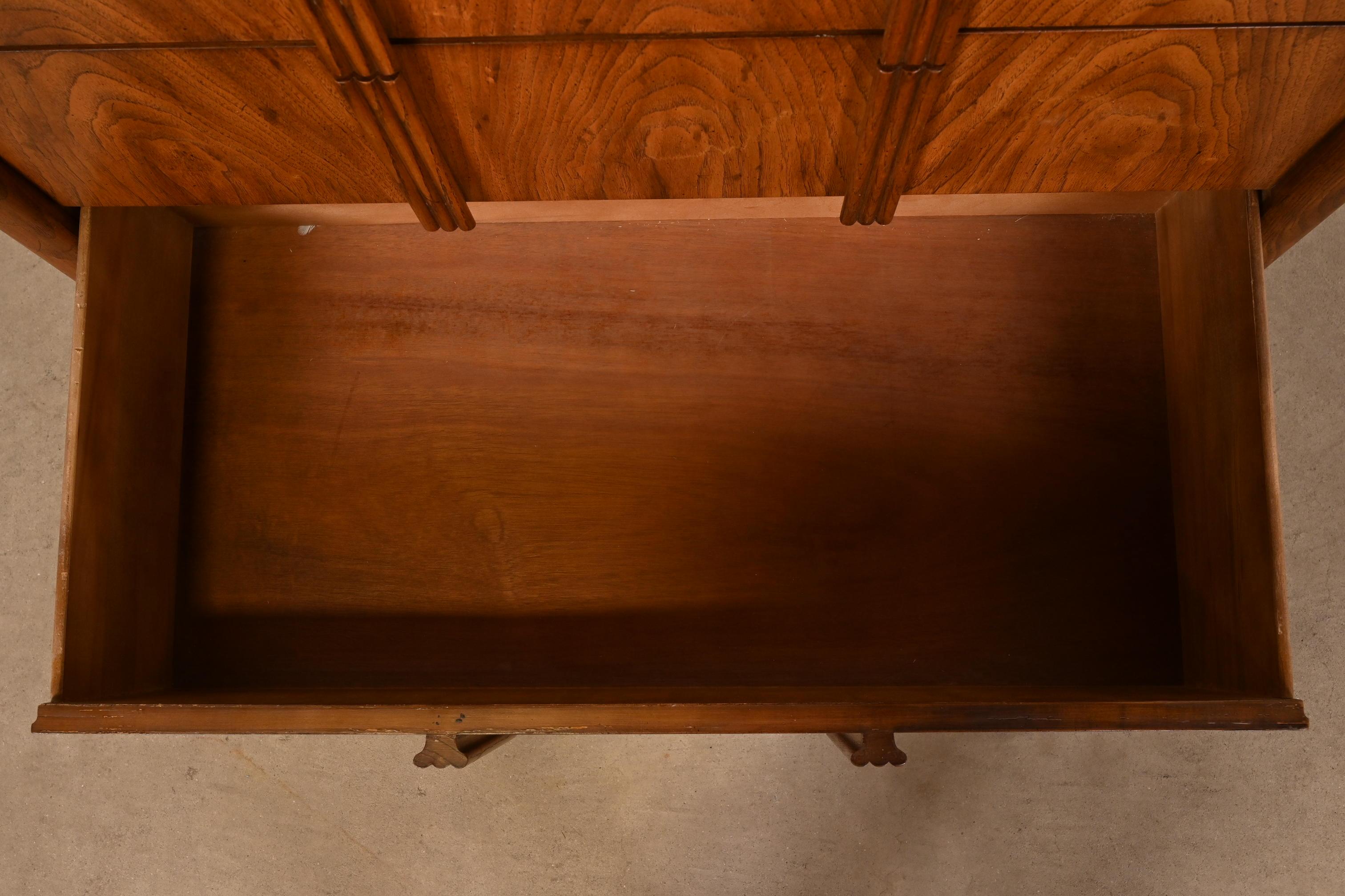 Henredon Mid-Century Modern-Hochkommode aus Nussbaumholz mit Skulptur, ca. 1970er Jahre (Walnuss) im Angebot