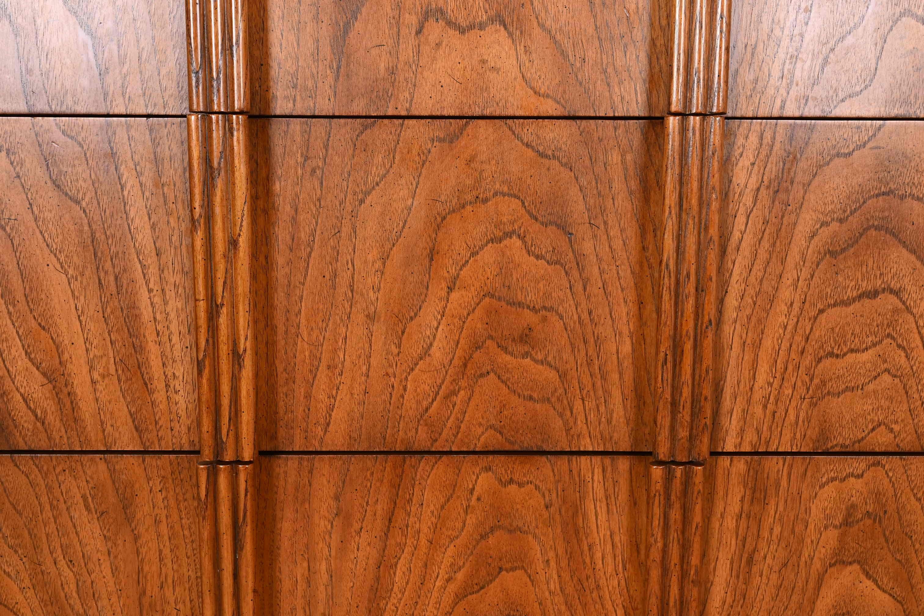 Henredon Mid-Century Modern-Hochkommode aus Nussbaumholz mit Skulptur, ca. 1970er Jahre im Angebot 1