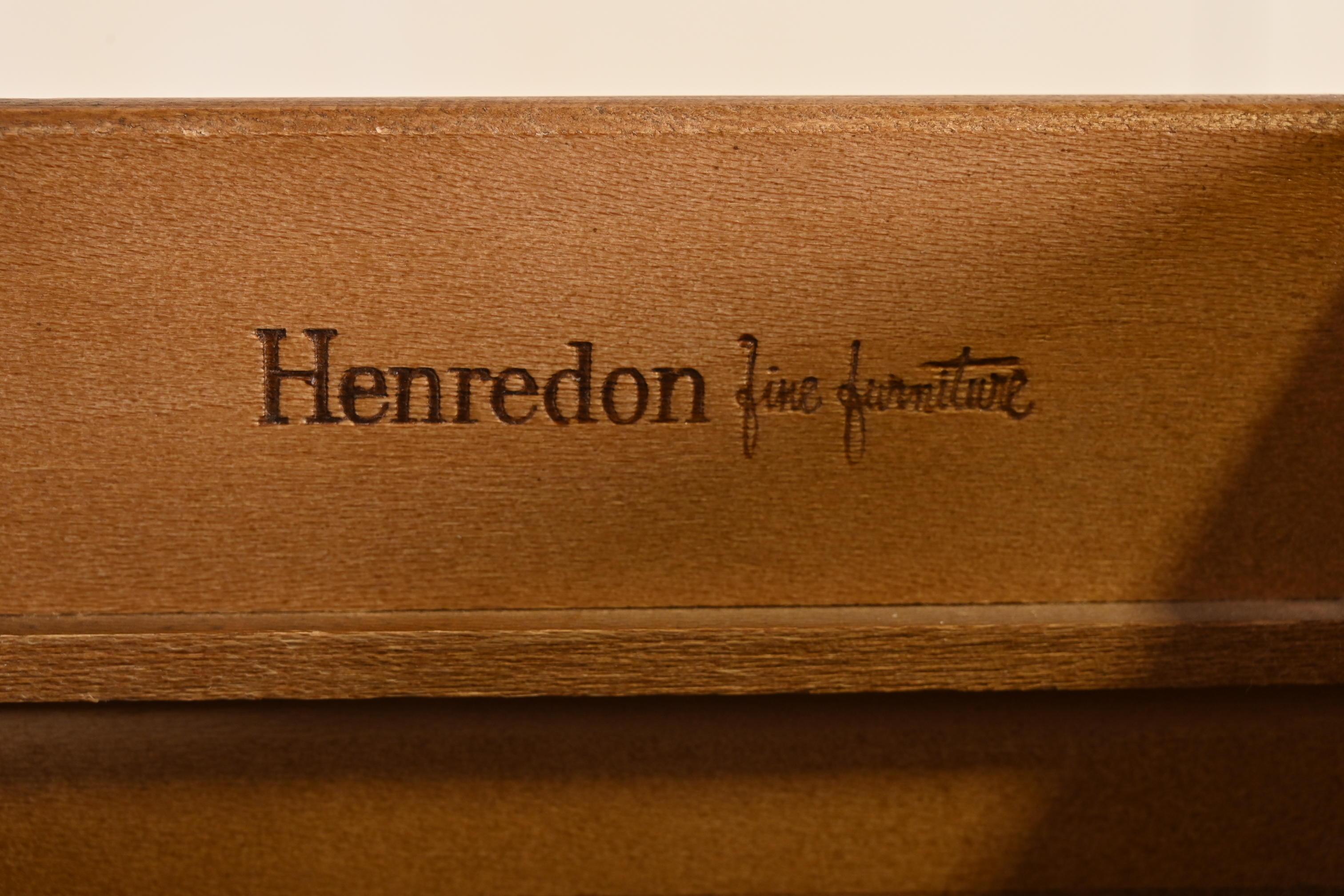 Henredon Mid-Century Modern-Hochkommode aus Nussbaumholz mit Skulptur, ca. 1970er Jahre im Angebot 2