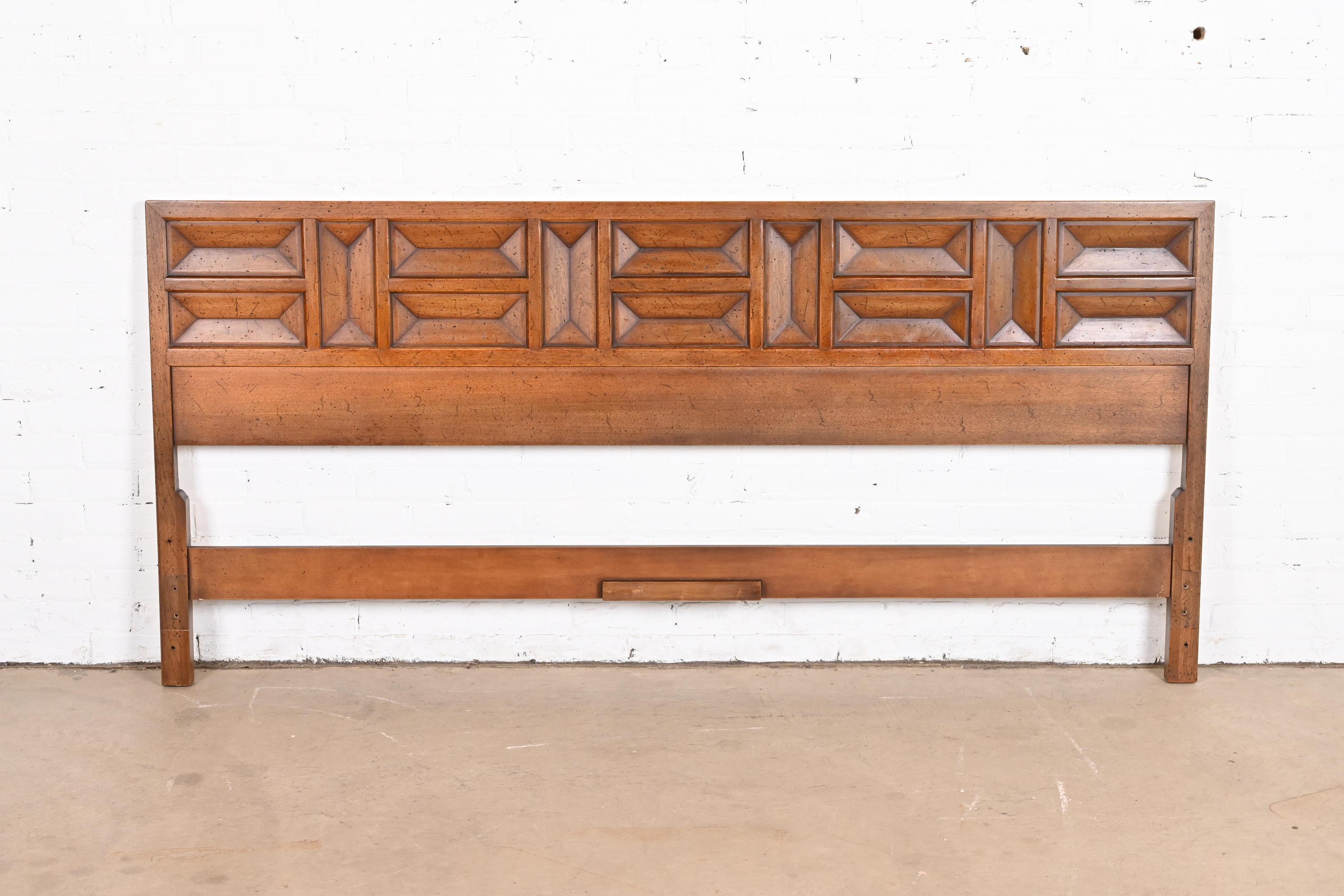 A gorgeous Mid-Century Modern sculpted walnut king size headboard

By Henredon

USA, 1960s

Measures: 79