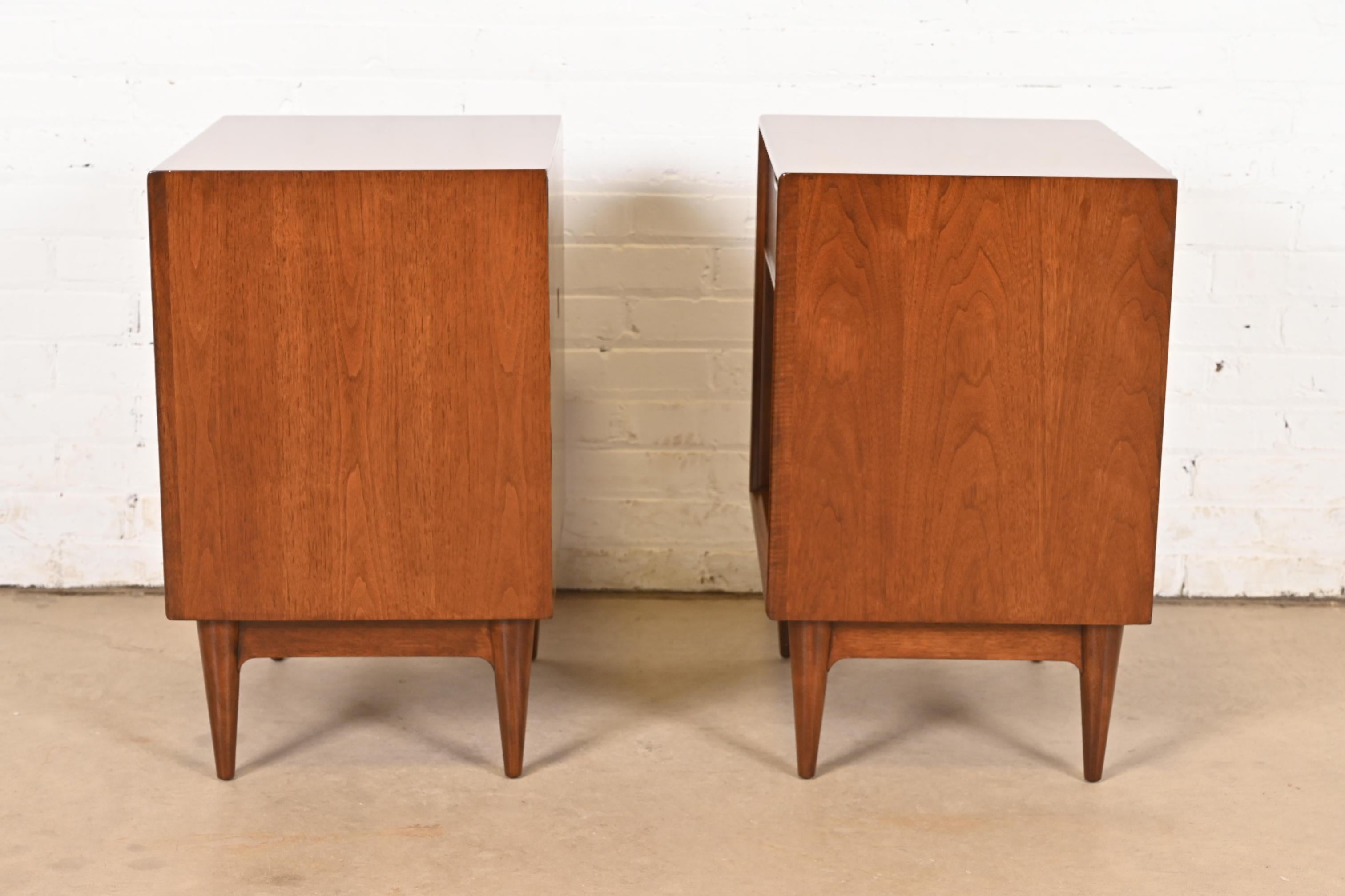 Henredon Mid-Century Modern Sculpted Walnut Nightstands, Newly Refinished For Sale 6