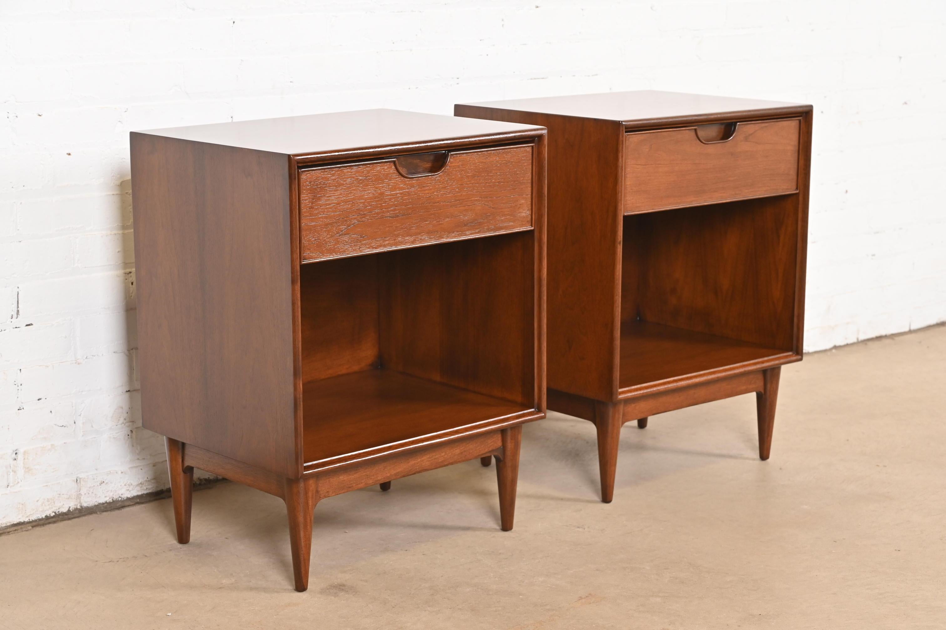 An exceptional pair of Mid-Century Modern sculpted walnut nightstands or end tables

By Henredon

USA, Circa 1960s

Each measures: 20