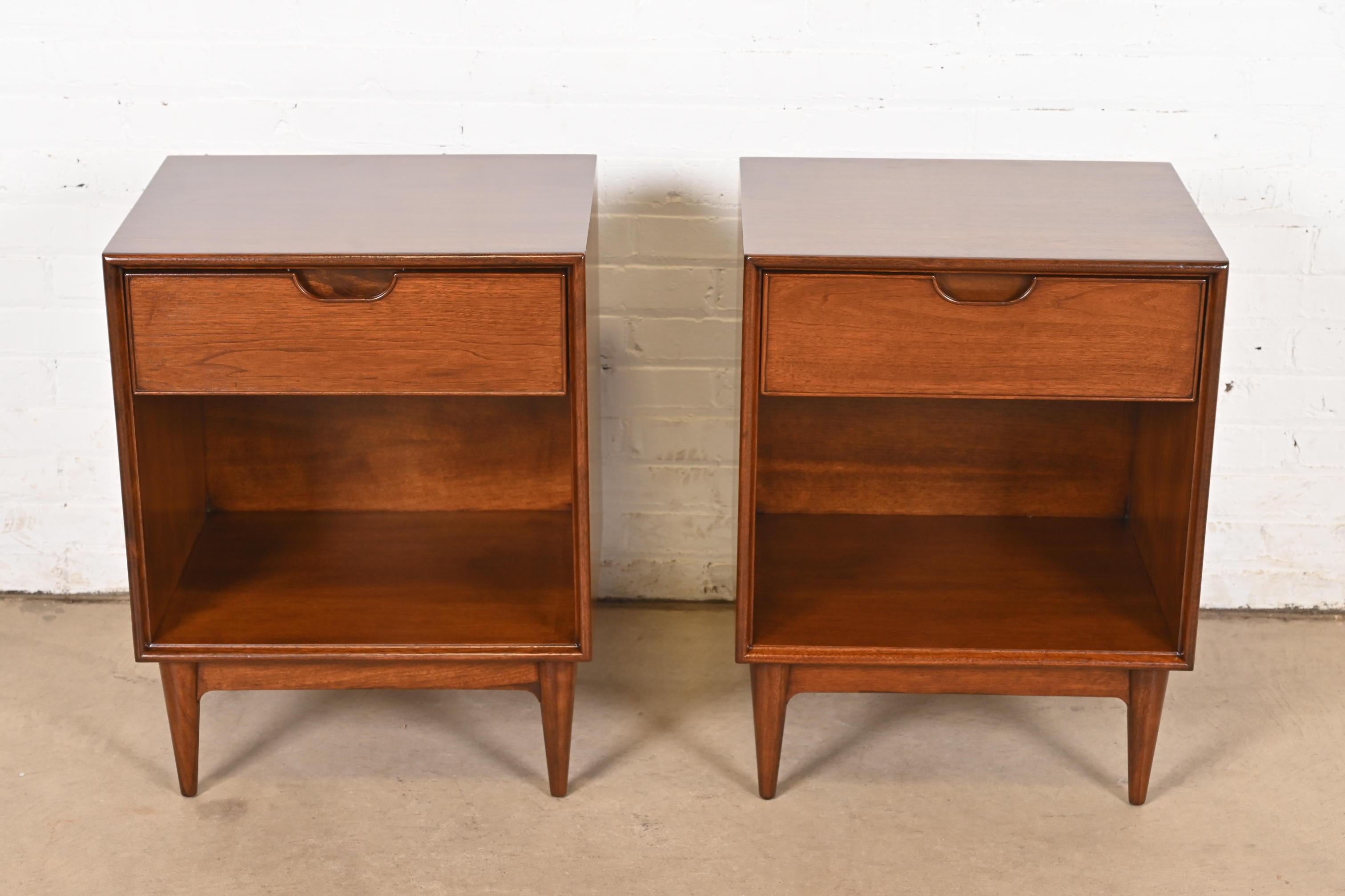 Henredon Mid-Century Modern Sculpted Walnut Nightstands, Newly Refinished In Good Condition For Sale In South Bend, IN