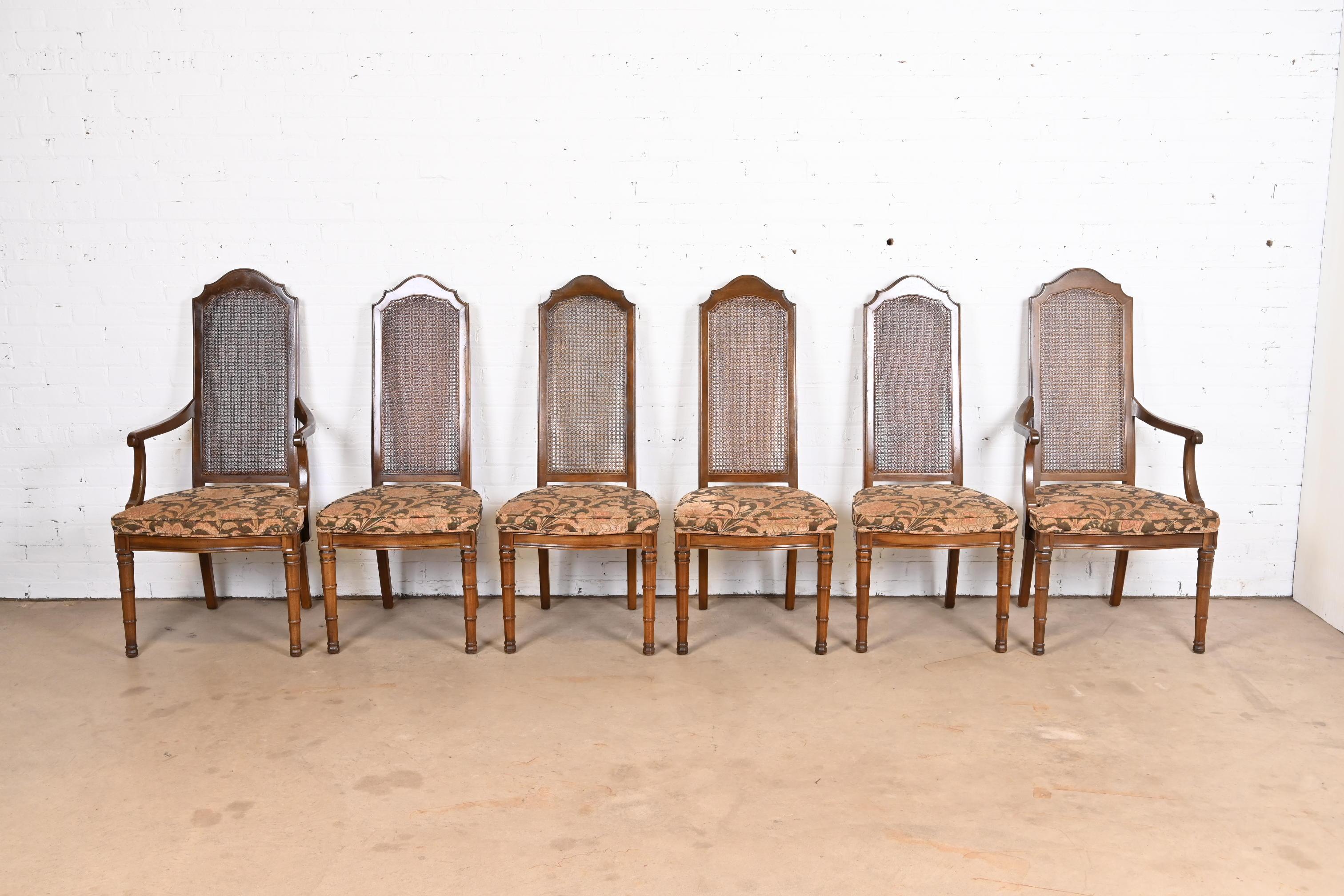 Ein wunderschönes Set von sechs Stühlen im mediterranen Stil der Jahrhundertmitte

Von Henredon

USA, ca. 1970er Jahre

Rahmen aus geschnitztem Nussbaumholz, mit gepolsterten Sitzen und Rückenlehnen.

Maßnahmen:
Beistellstühle - 20 