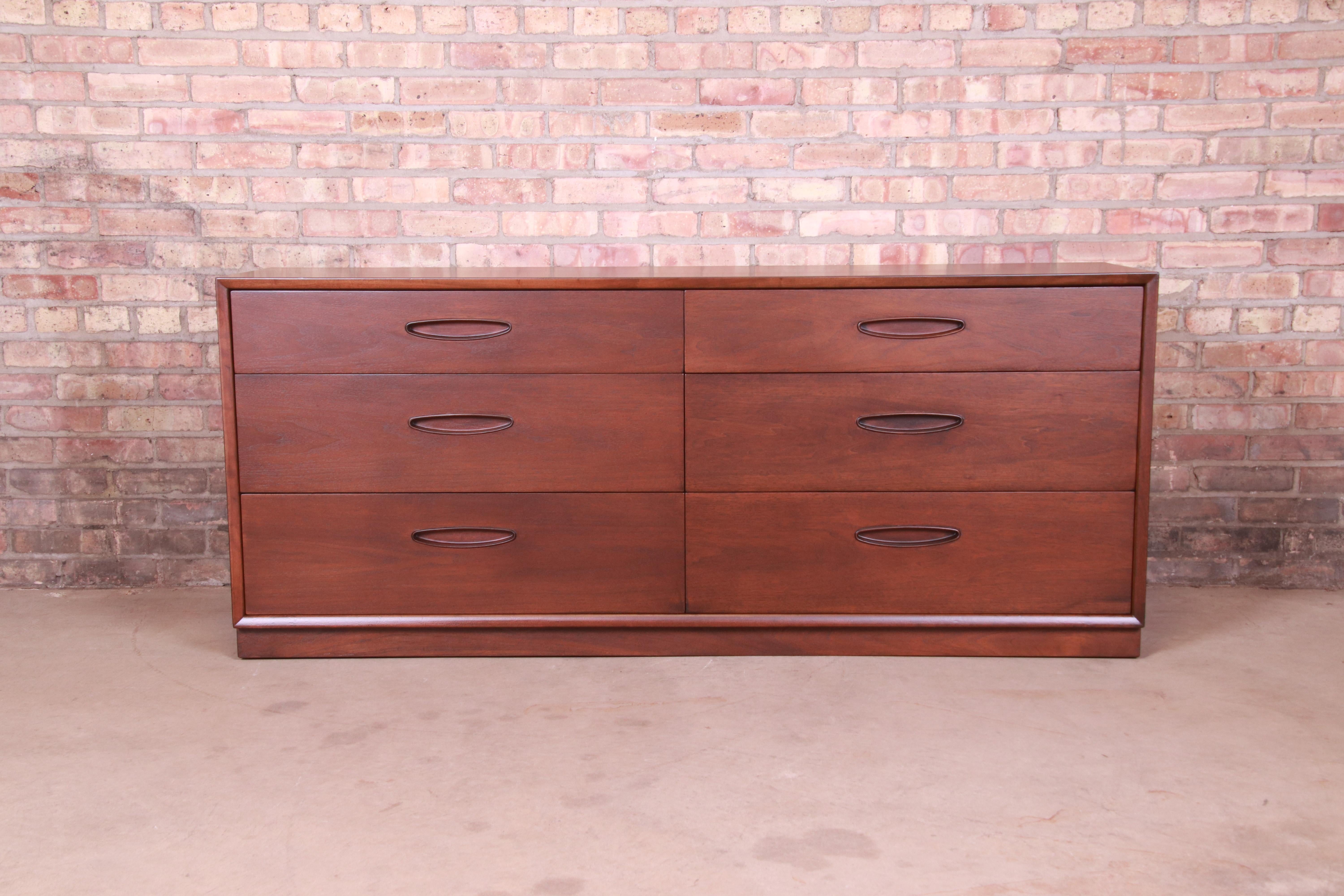 An exceptional Mid-Century Modern six-drawer walnut dresser or credenza

By Henredon

USA, 1960s

Measures: 66