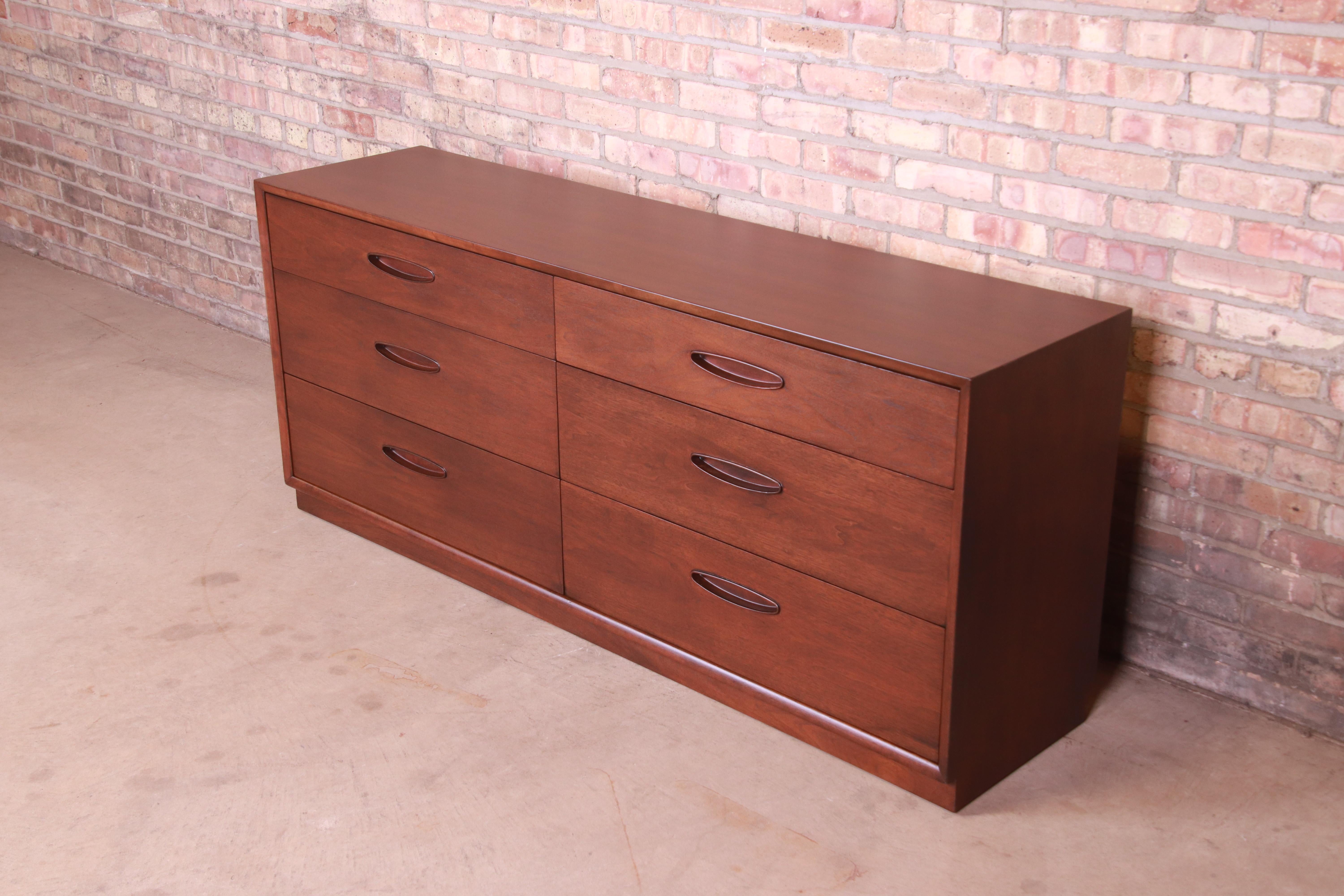 Henredon Mid-Century Modern Walnut Dresser or Credenza, Newly Refinished In Good Condition In South Bend, IN