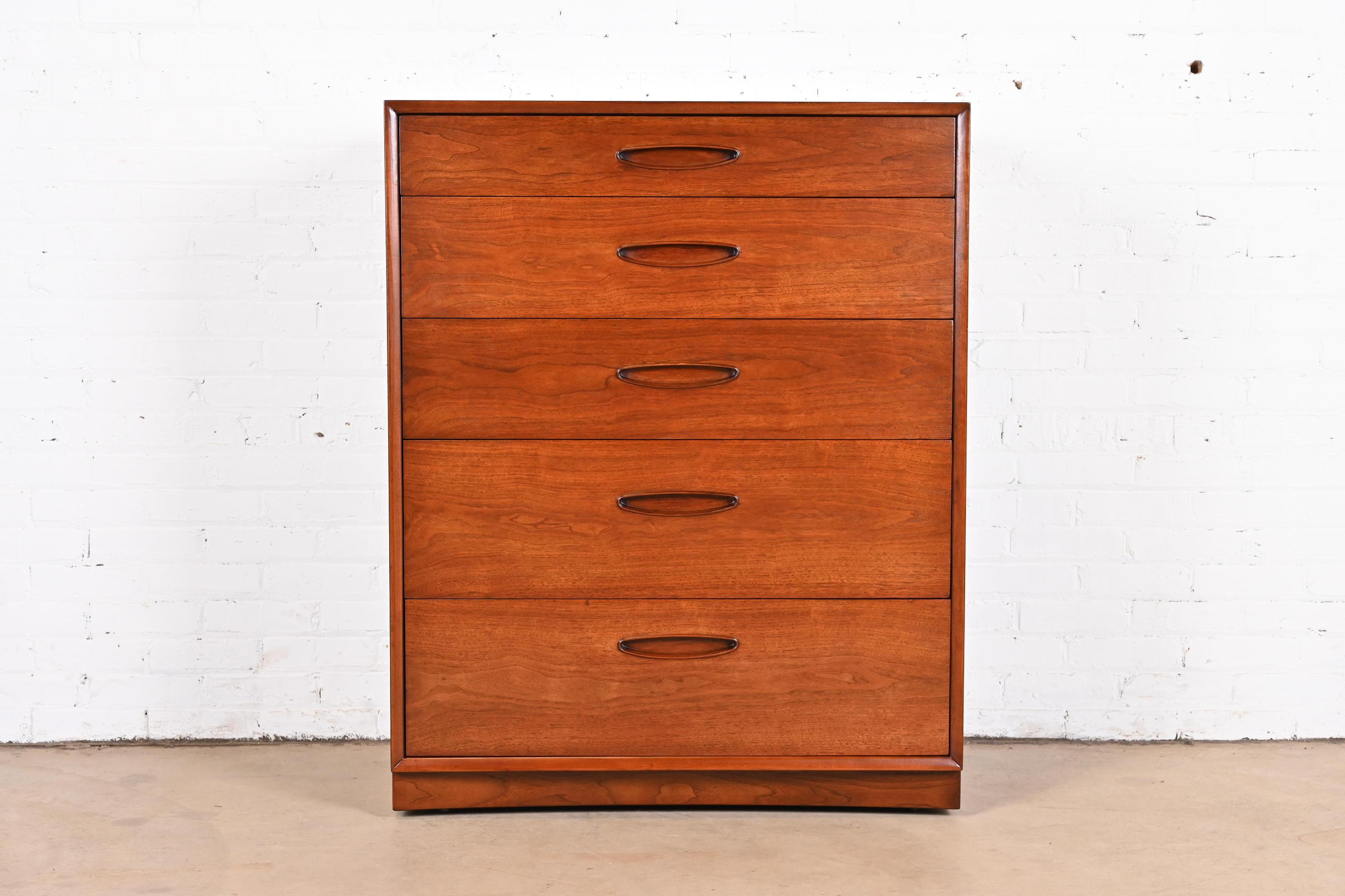 An exceptional Mid-Century Modern five-drawer walnut highboy dresser

By Henredon

USA, 1960s

Gorgeous walnut, with sculpted walnut recessed drawer pulls.

Measures: 36